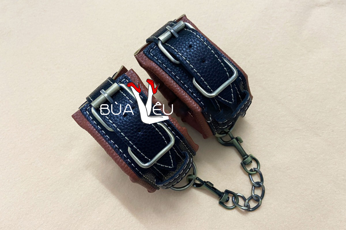 Đồ chơi tình yêu bạo dâm khoá tay da