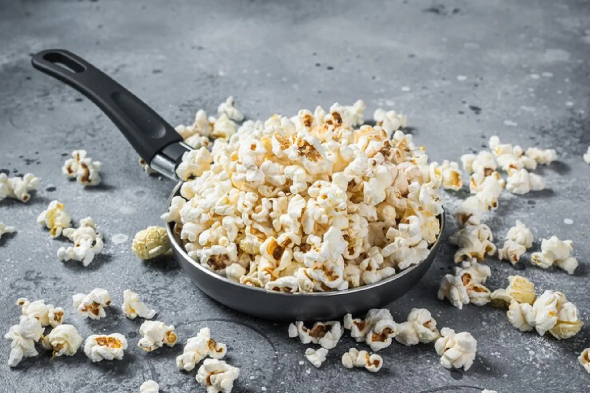 Cách làm bắp rang bơ tại nhà bằng chảo