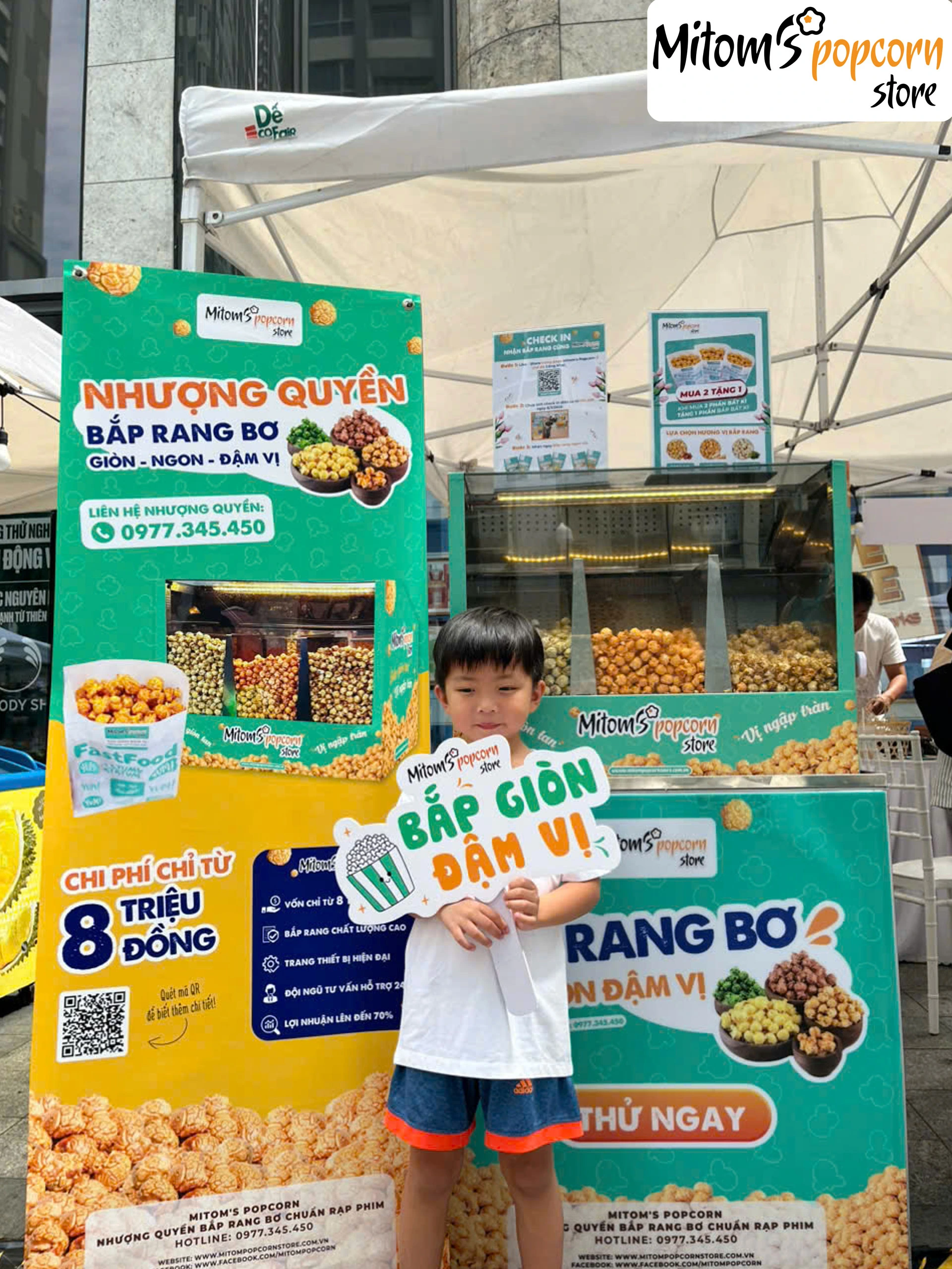 Khách hàng check-in tại gian hàng Mitom 