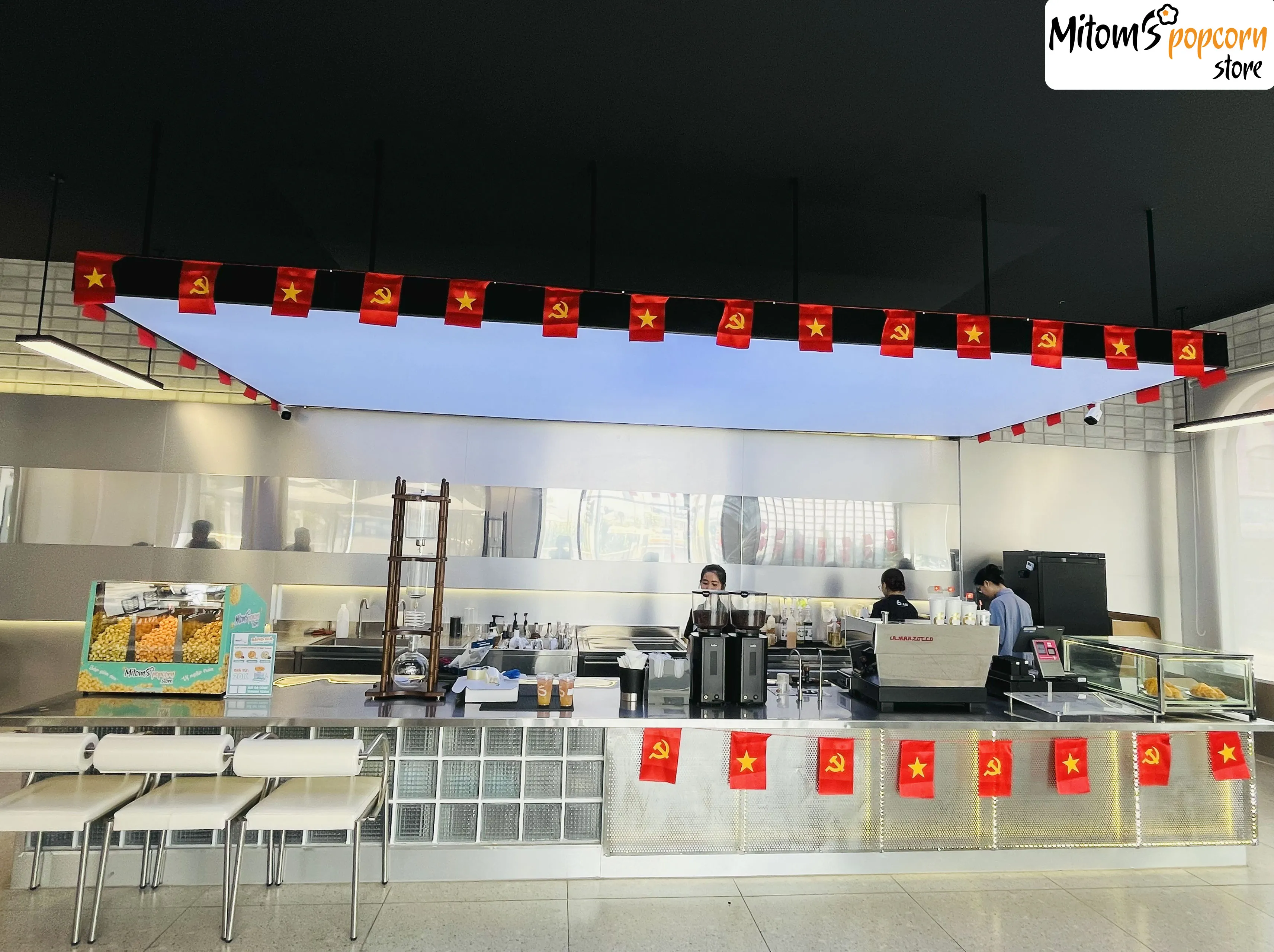 Tủ bắp rang bơ Mitom's Popcorn tại quầy bar của quán