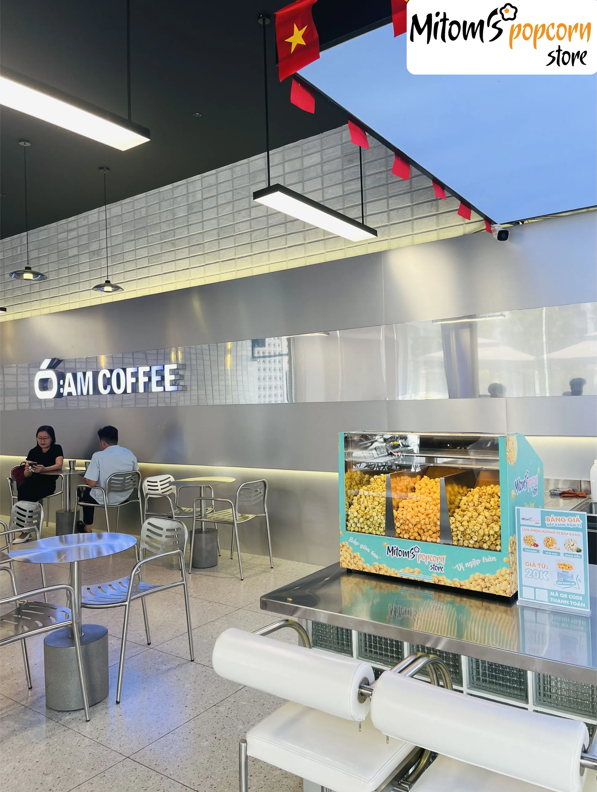 Tủ bắp rang bơ của Mitom đặt tại 6:AM coffee Hóc Môn
