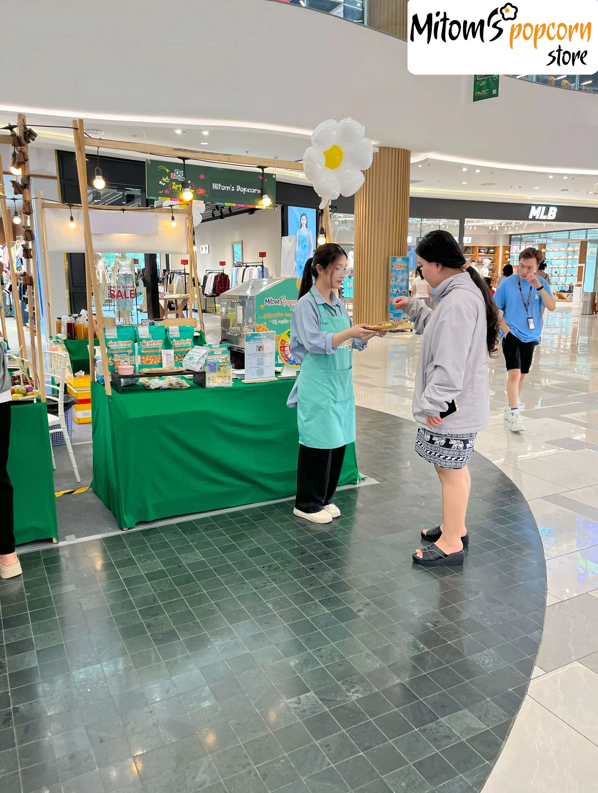 Nhân viên Mitom đang tư vấn cho khách hàng tại khu trưng bày sản phẩm