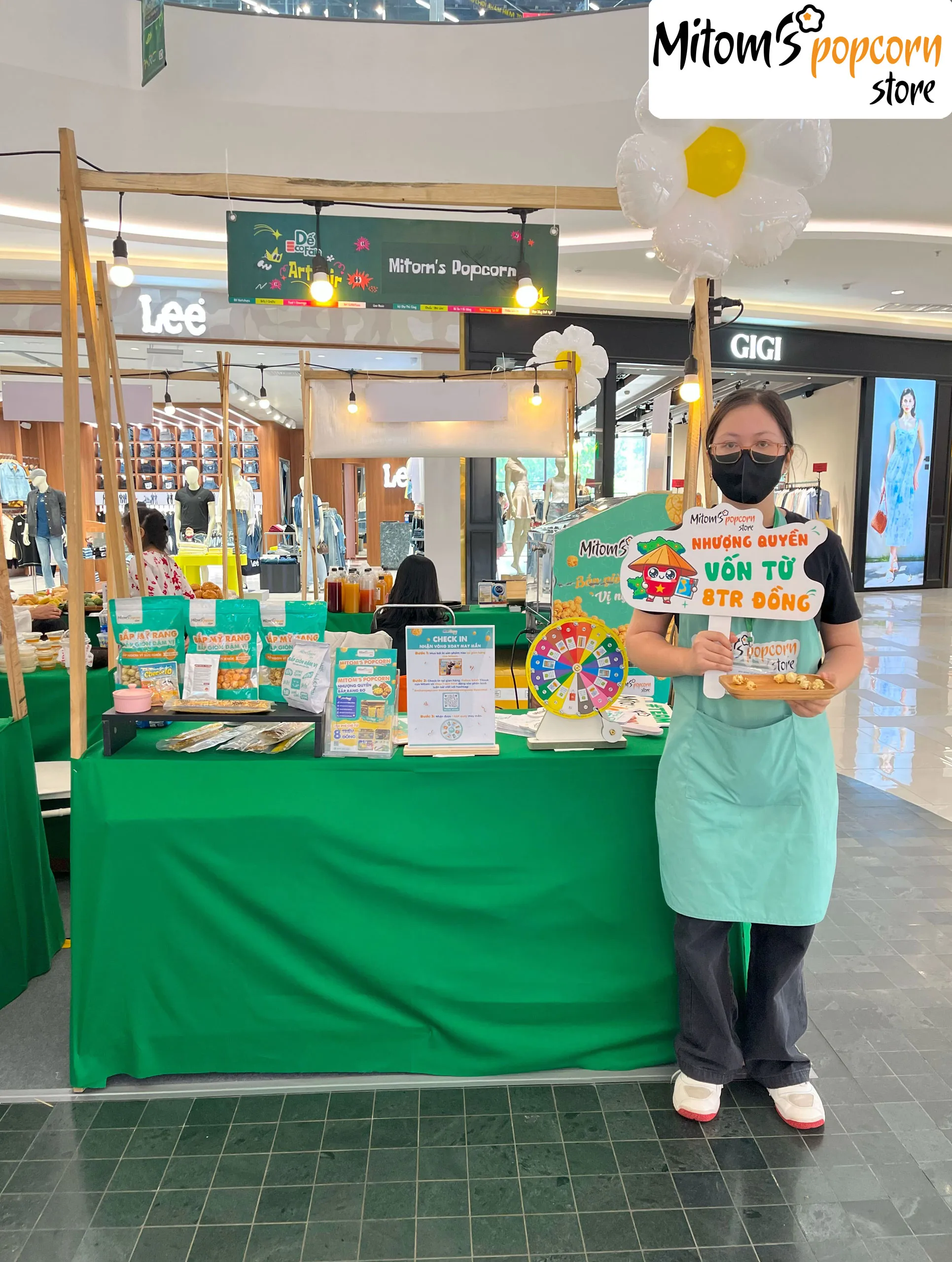 Gian hàng bắp rang bơ Mitom tại Parc Mall với thiết kế rực rỡ và bắt mắt