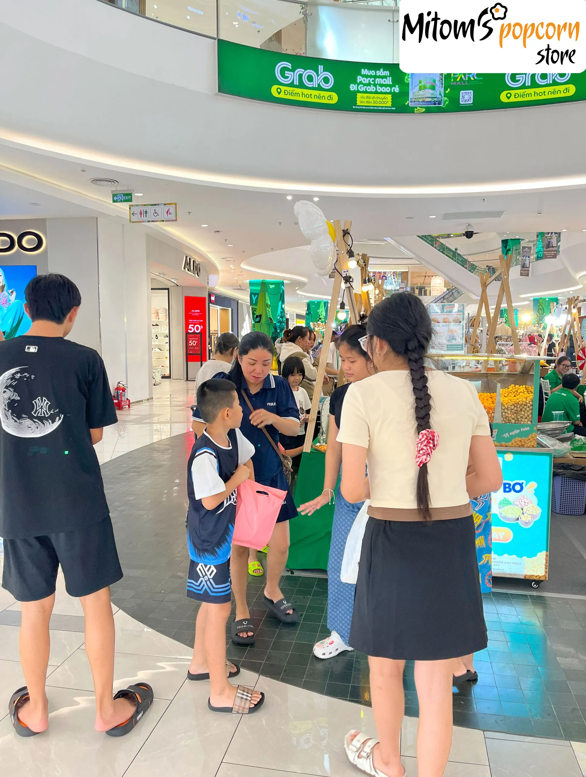 Nhiều người rất yêu thích món bắp rang bơ của Mitom's Popcorn