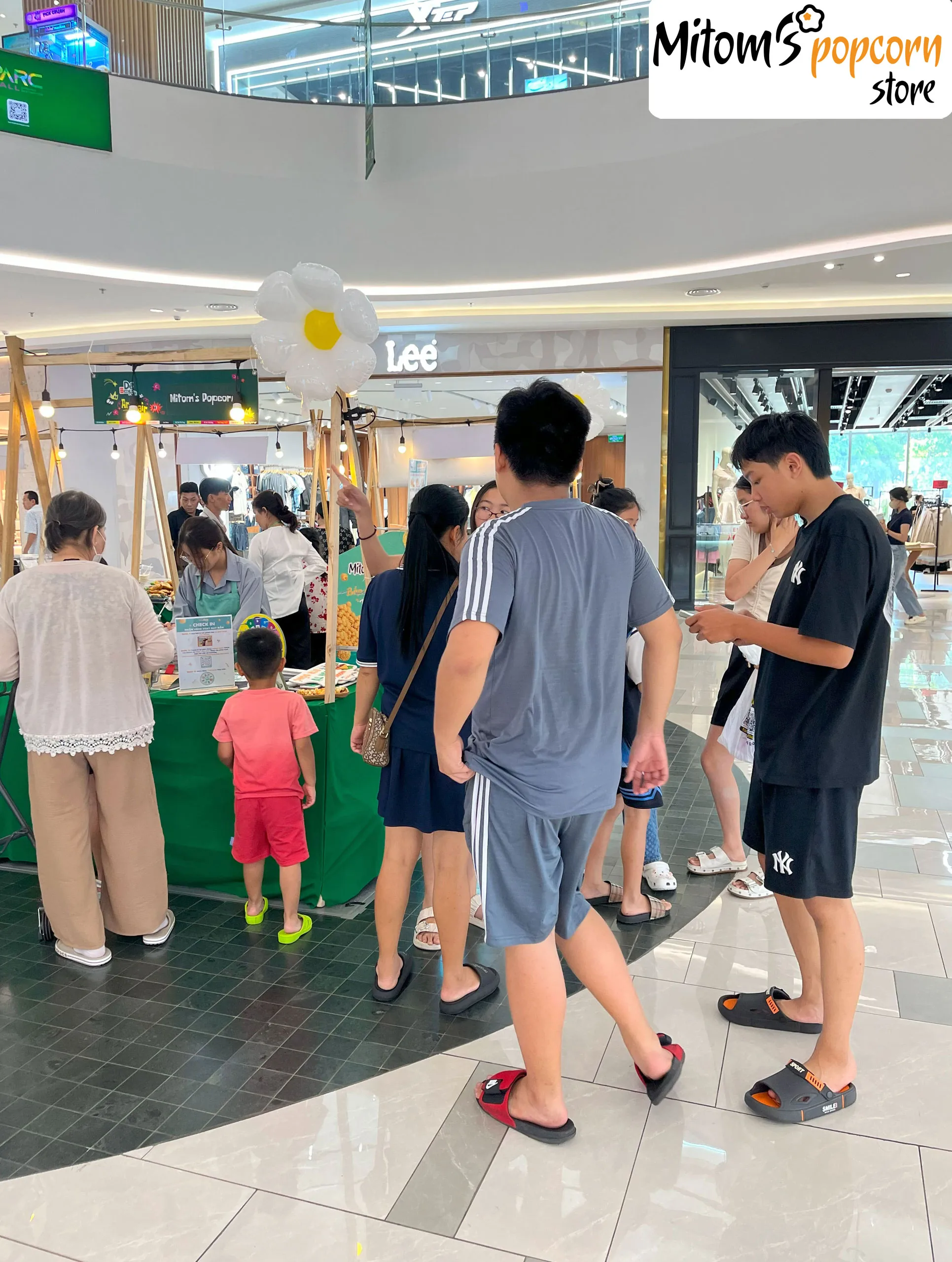 Không chỉ trẻ con mà cả người lớn cũng ưa thích bắp rang mơ Mitom