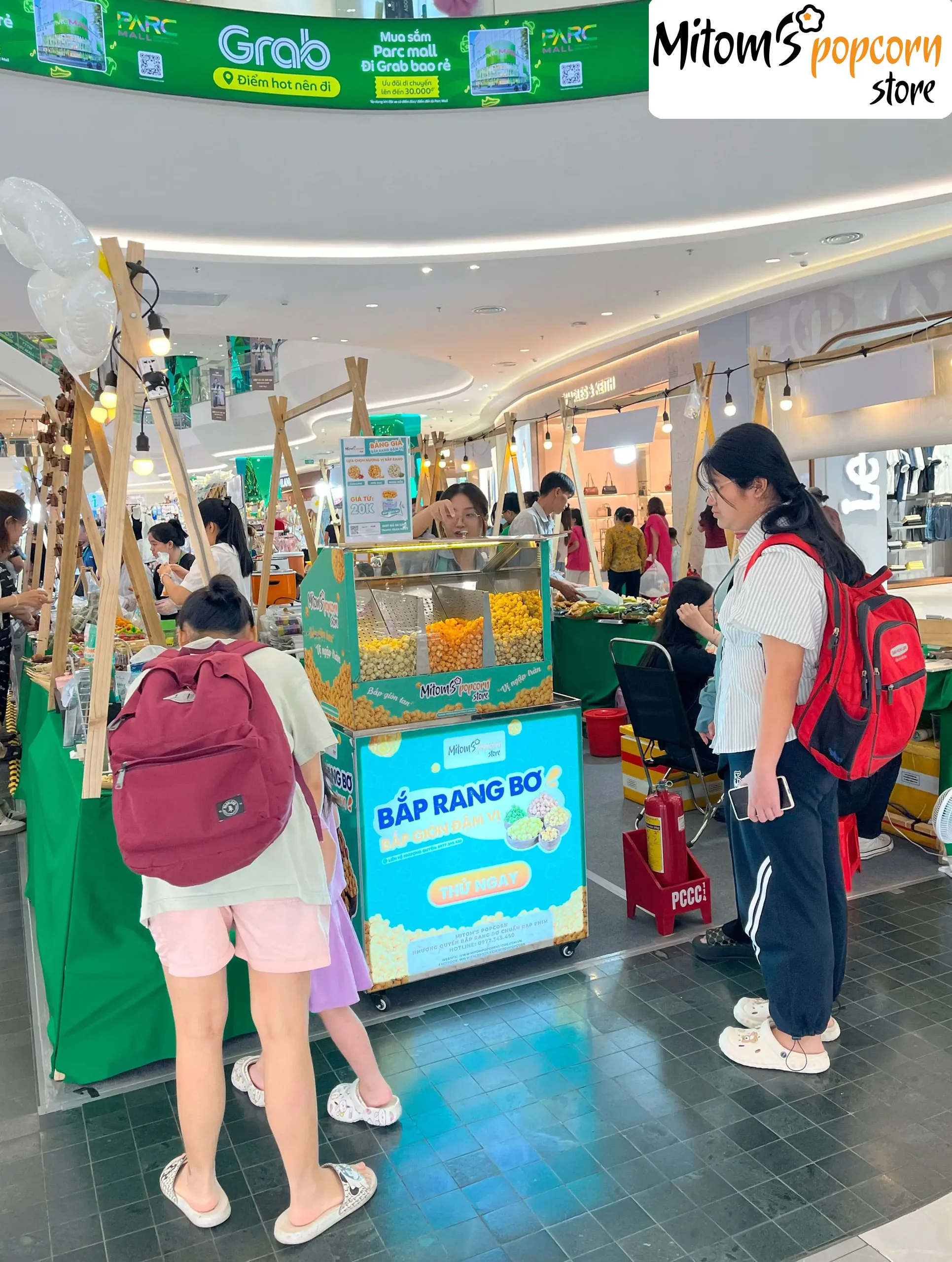 Rất đông khách hàng ghé tới gian hàng Mitom's Popcorn