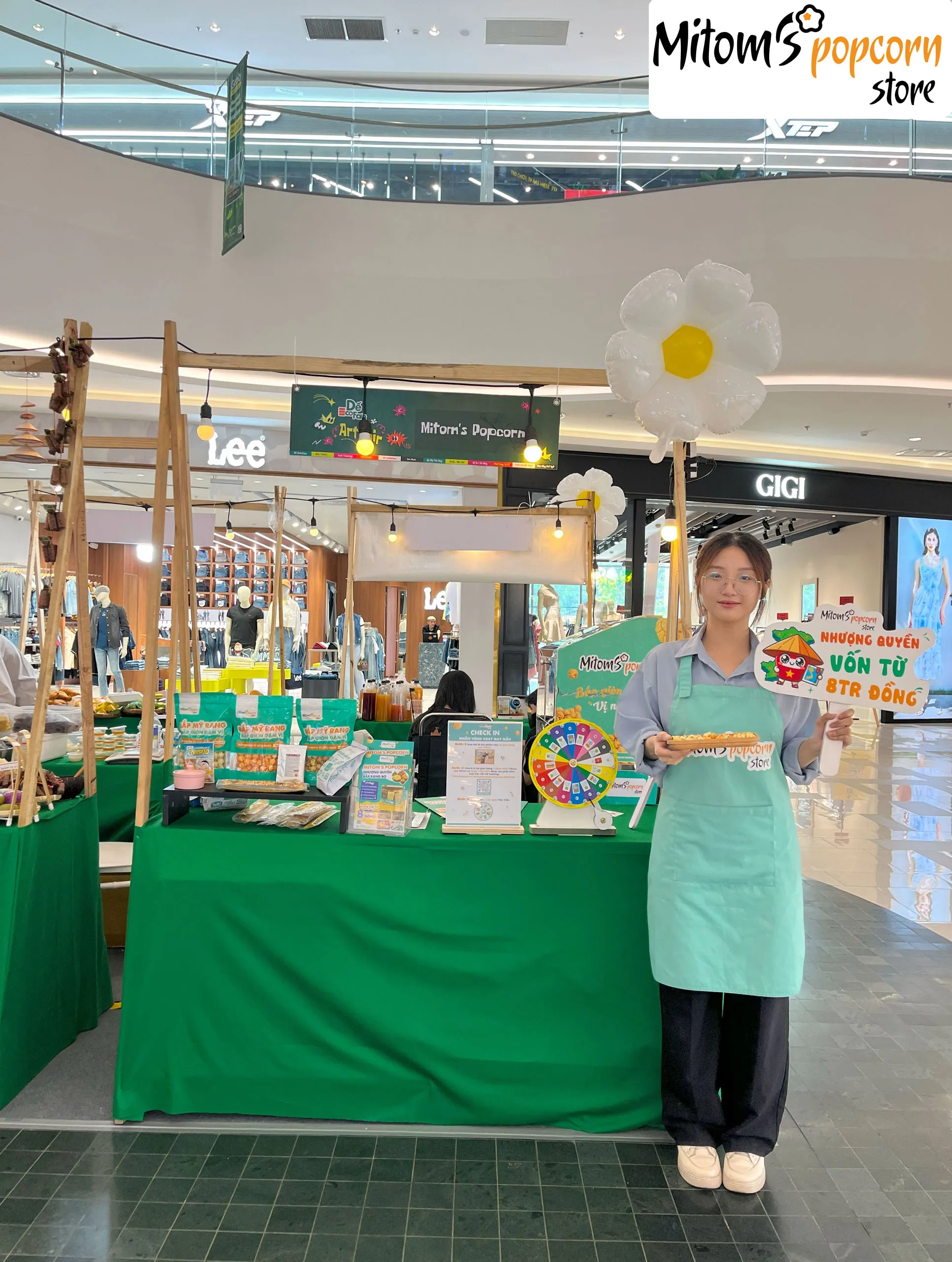 Nhân viên Mitom's Popcorn tại Parc Mall Quận 8