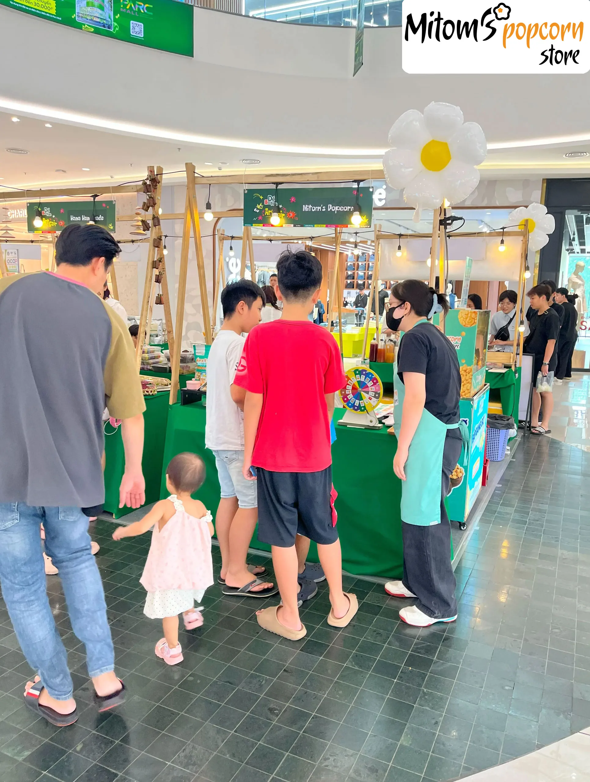 Gian hàng Mitom's Popcorn đông khách tại hội chợ Parc Mall