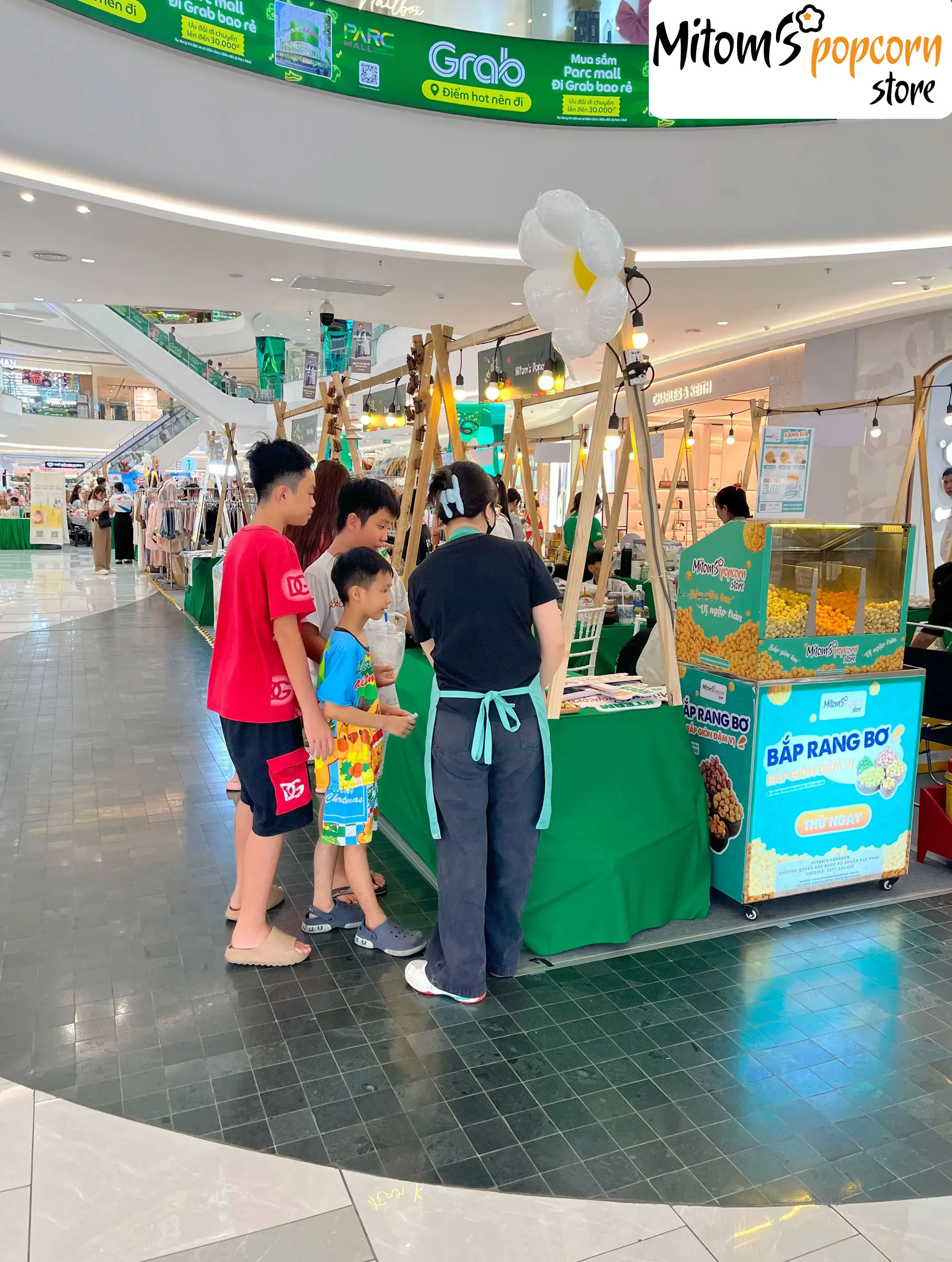 Trẻ em thưởng thức bắp rang bơ tại hội chợ