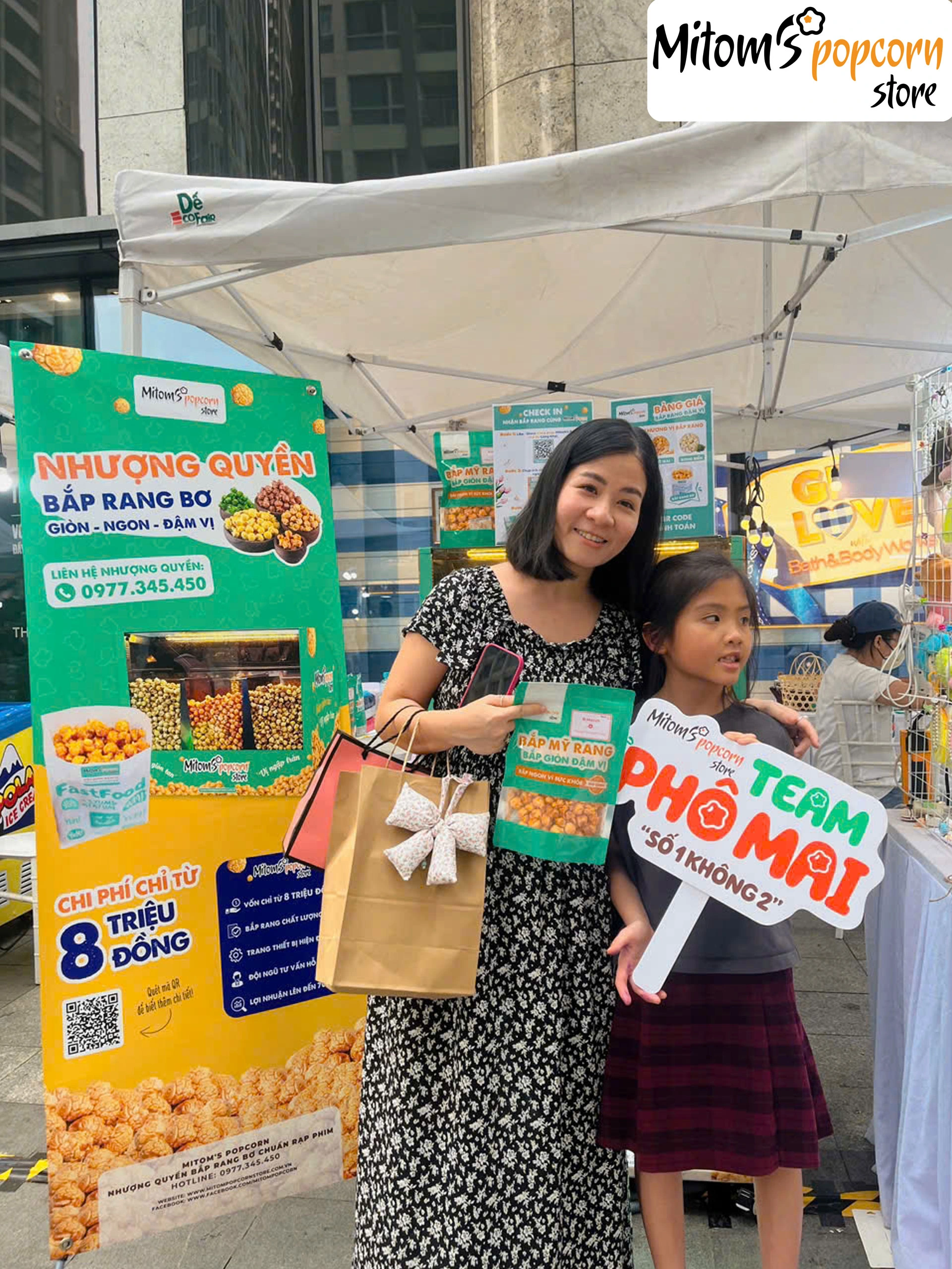 Gian hàng Mitom’s Popcorn thu hút khách hàng ghé tham quan và chụp hình