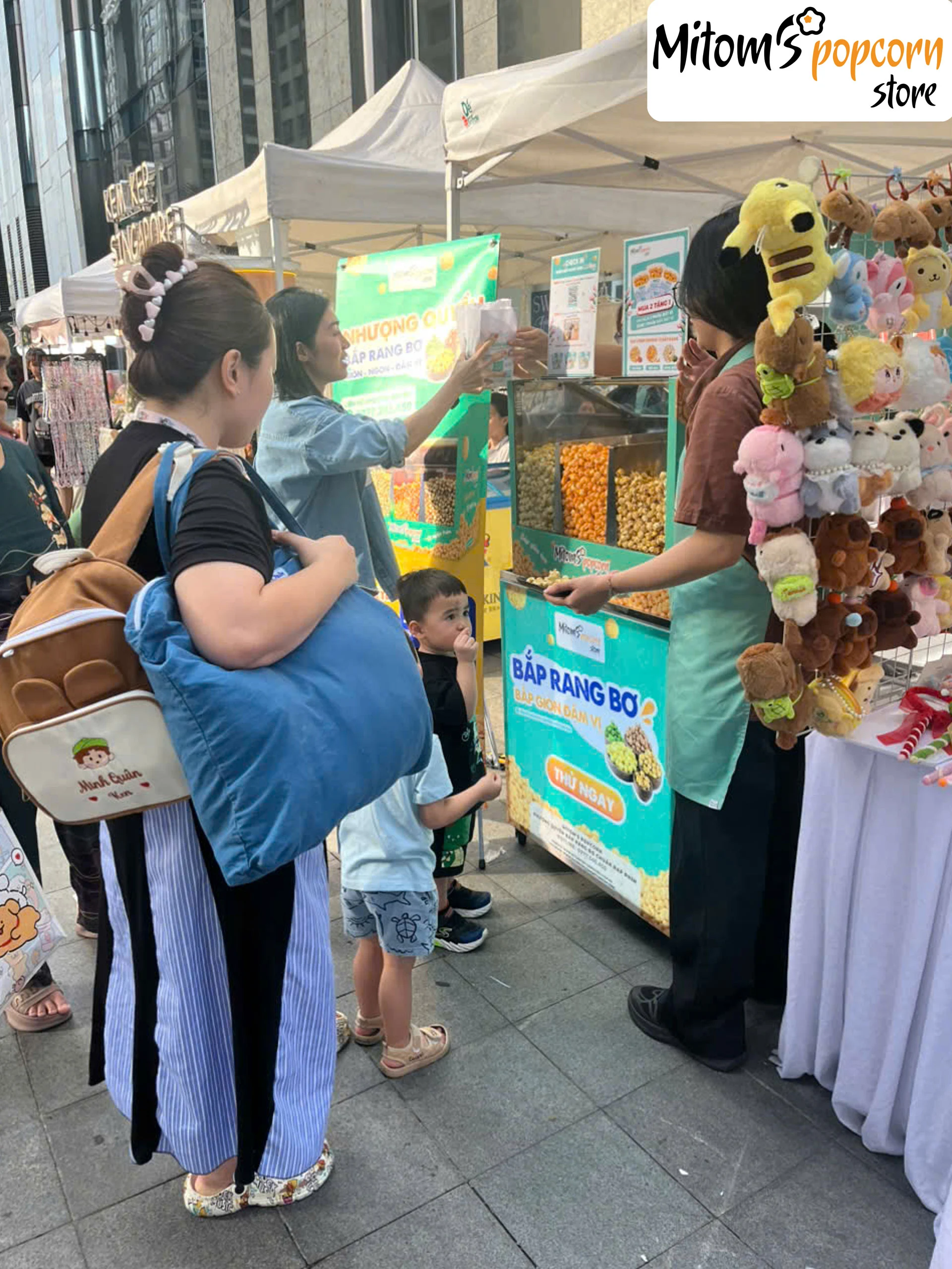 Khách mua bắp rang bơ nhà Mitom's Popcorn