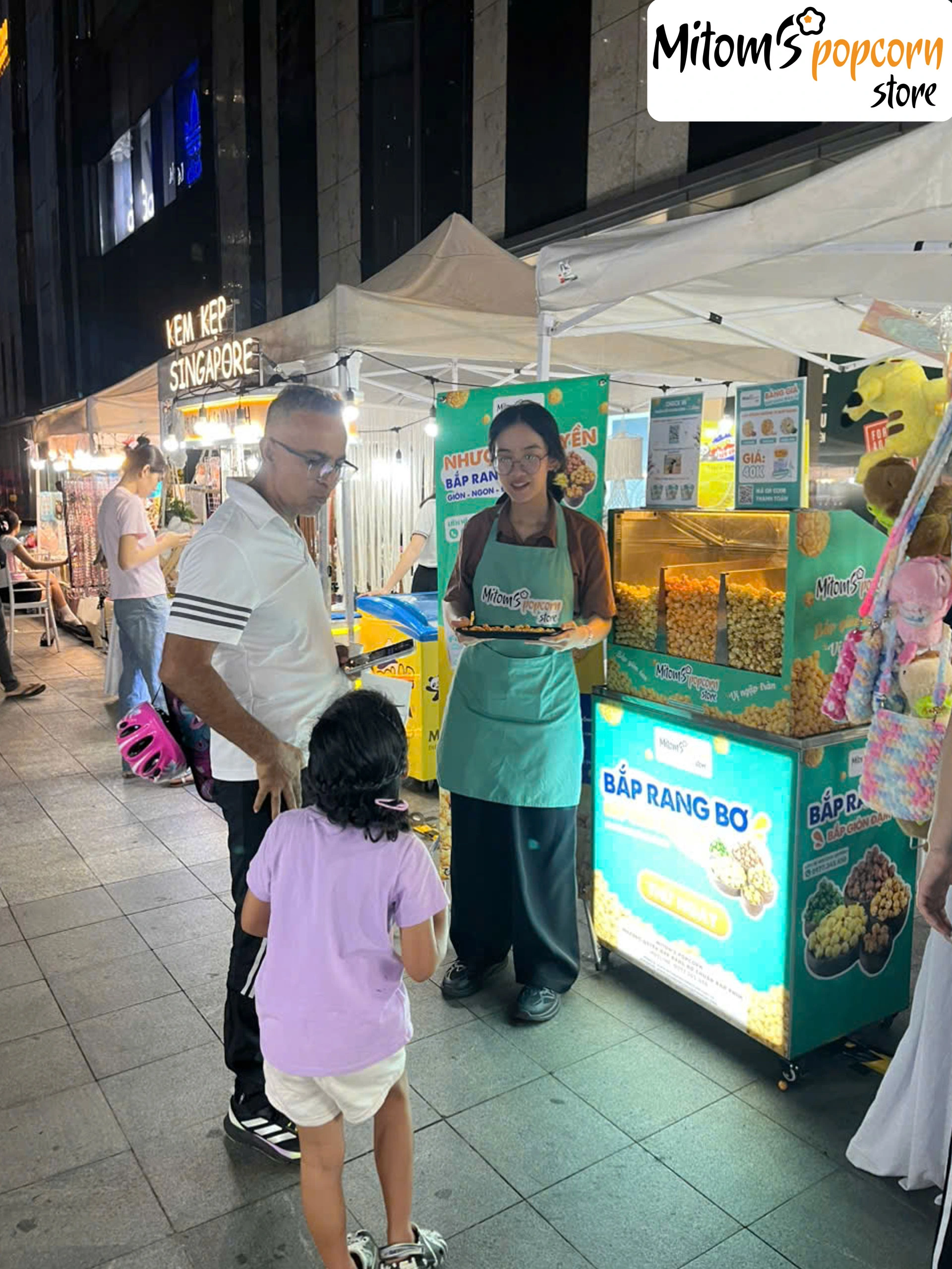 Khách nước ngoài mua bắp rang bơ Mitom's Popcorn