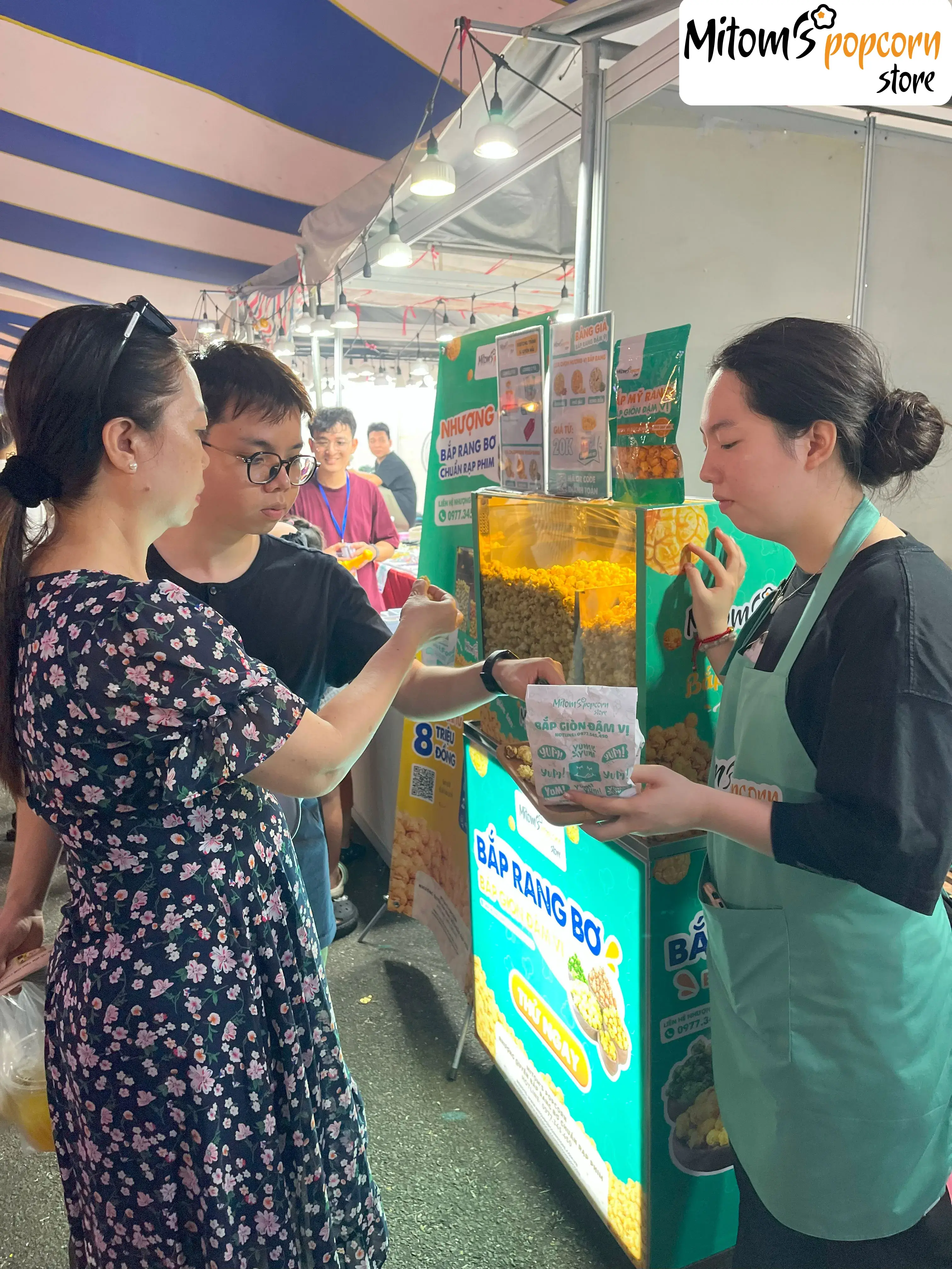 Nhân viên tư vấn chương trình nhượng quyền bắp rang bơ Mitom