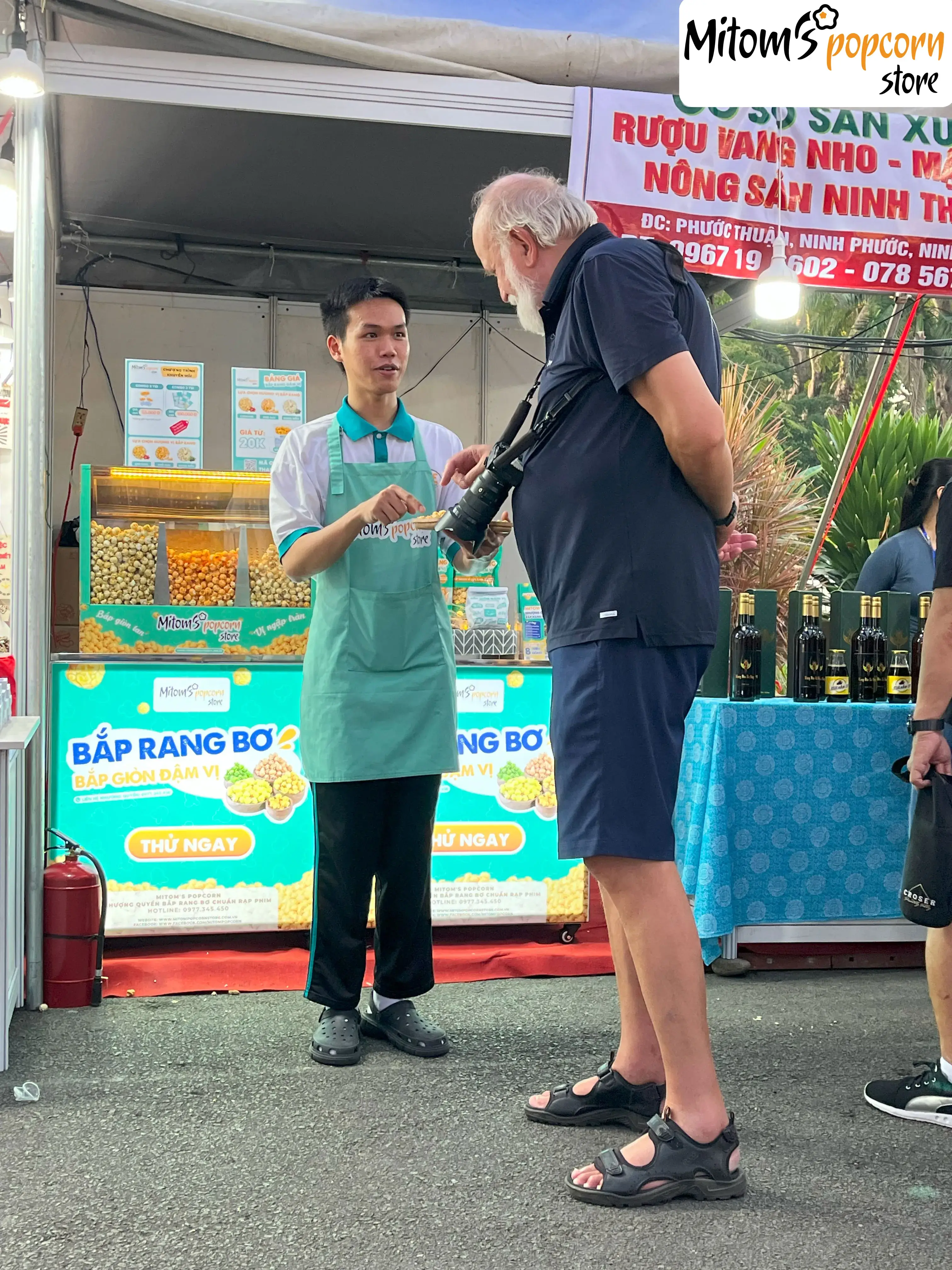 Hương thơm bắp rang Mitom thu hút thực khách