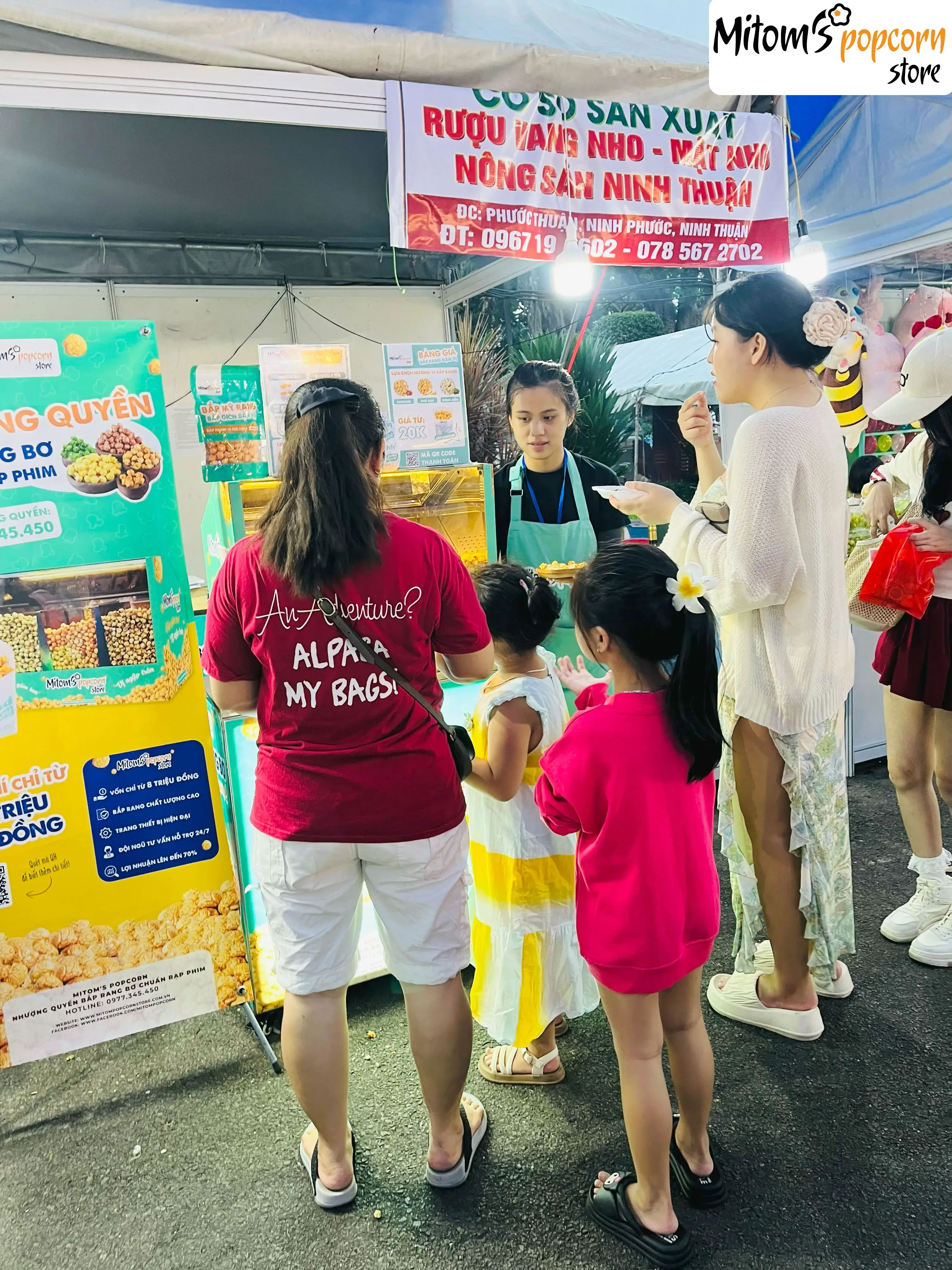 Xe bắp rang bơ Mitom's Popcorn thu hút tại hội chợ