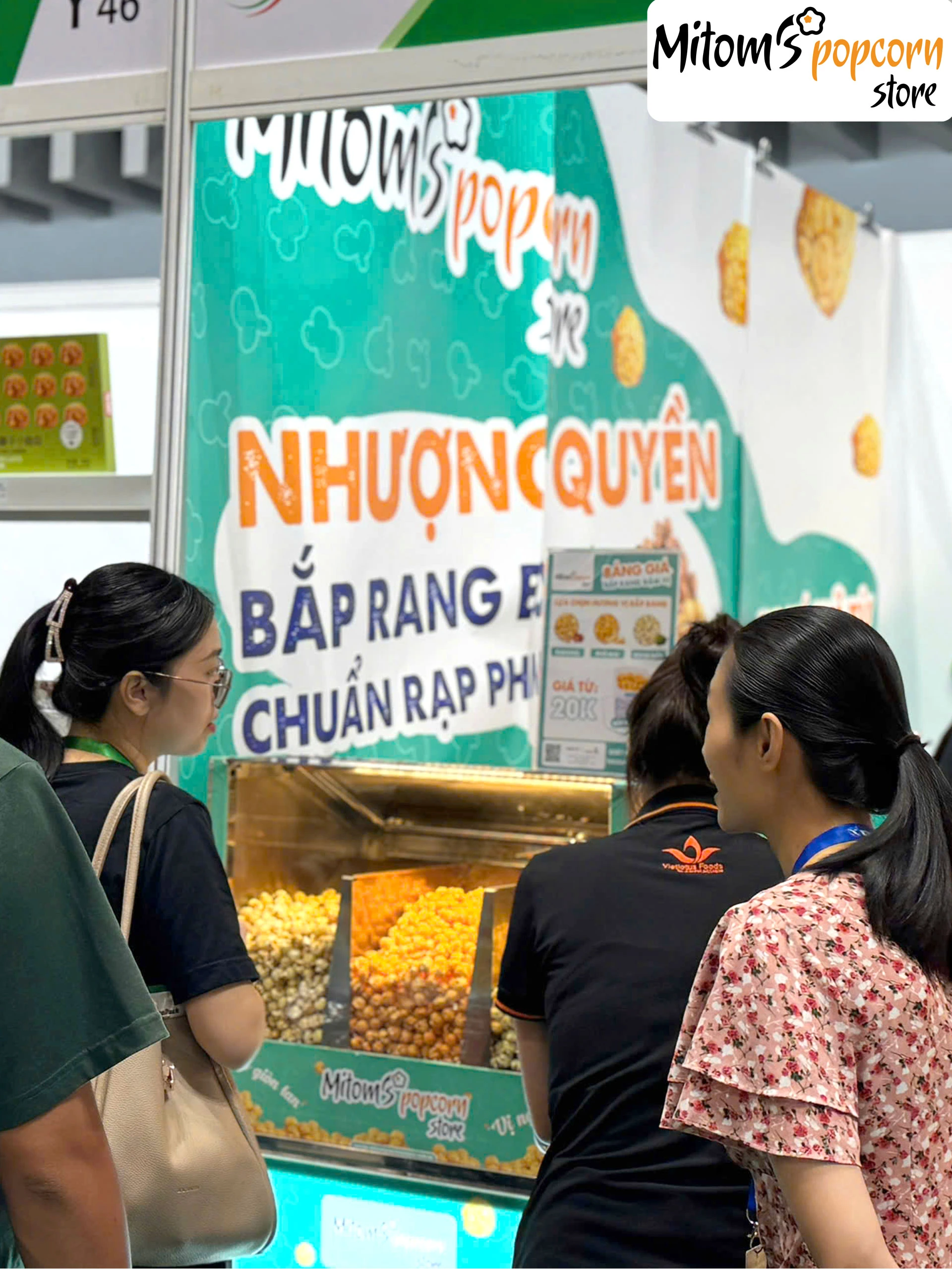 Gian hàng Mitom luôn có nhiều khách hàng ghé tham quan và trải nghiệm