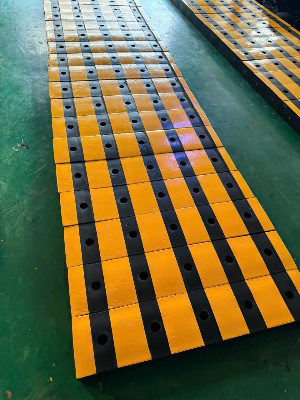 giảm chấn 1000x300x300mm gomtech