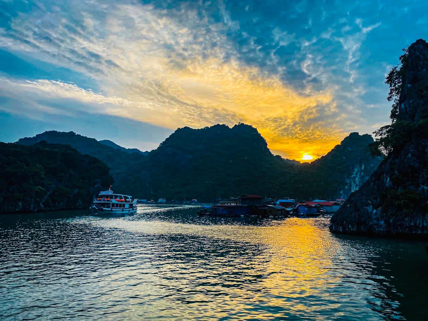Tour Nửa Ngày Ngắm Hoàng Hôn - Du Thuyền CÁT BÀ BAY CRUISE - Vịnh Lan Hạ