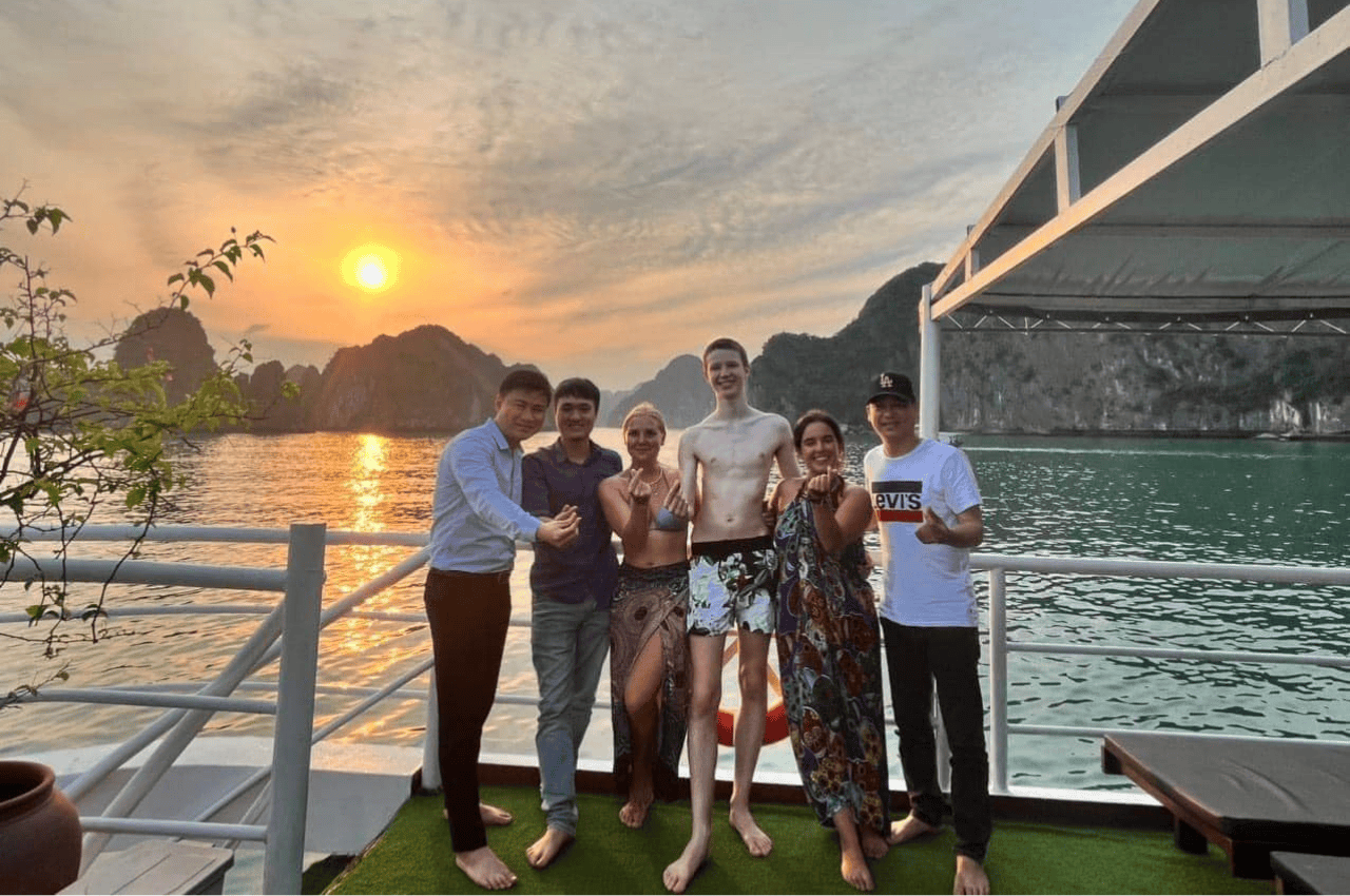 Tour Nửa Ngày Ngắm Hoàng Hôn - Du Thuyền PANORAMA - Vịnh Lan Hạ