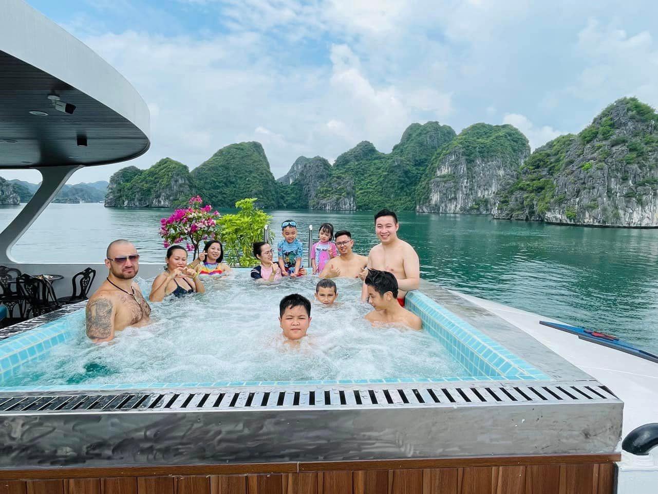 Tour Nửa Ngày Ngắm Hoàng Hôn - Du Thuyền SEA STAR - Vịnh Lan Hạ