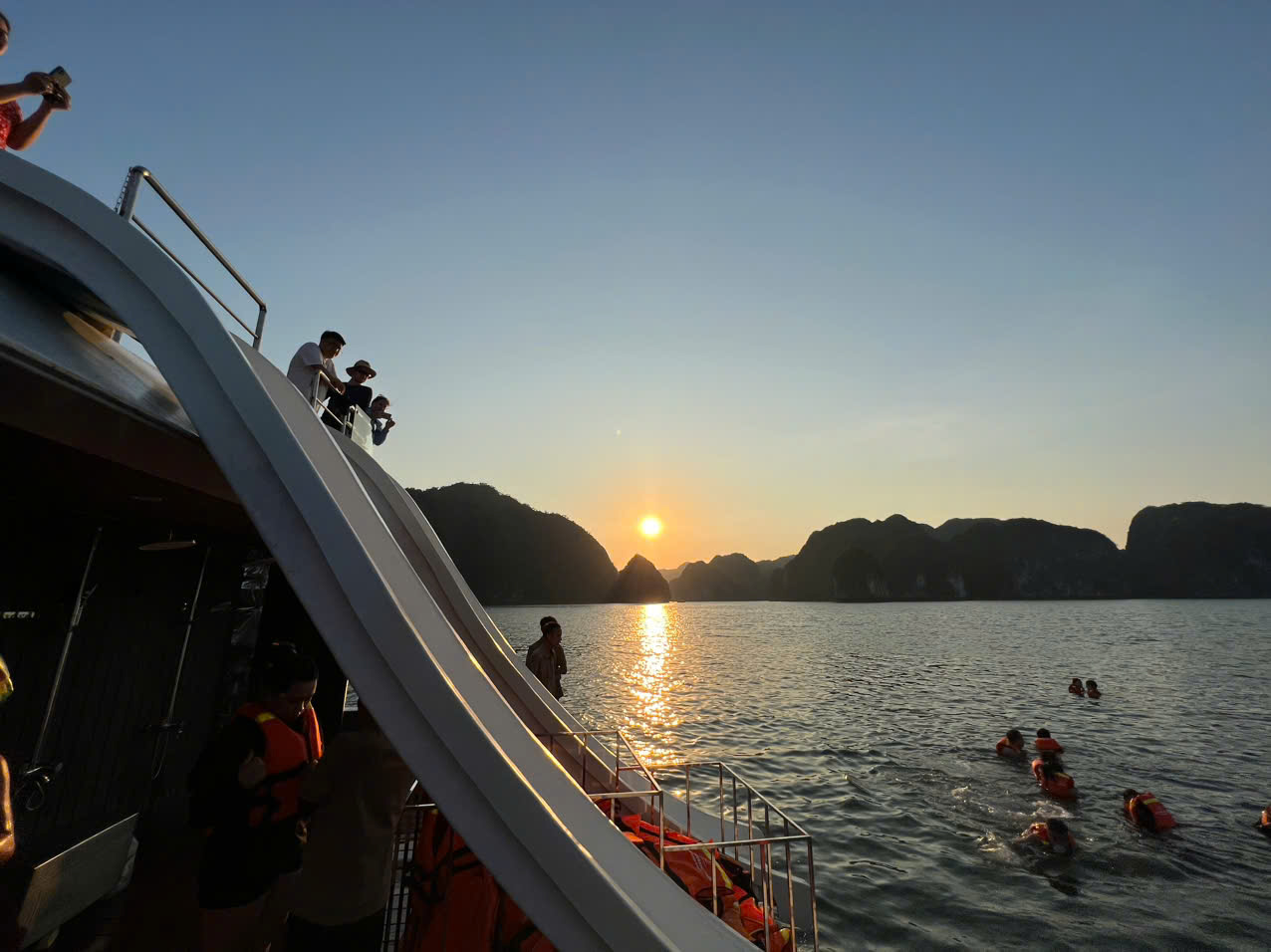 Tour Nửa Ngày Ngắm Hoàng Hôn - Du Thuyền D'CHARME LUXURY CRUISE - Vịnh Lan Hạ