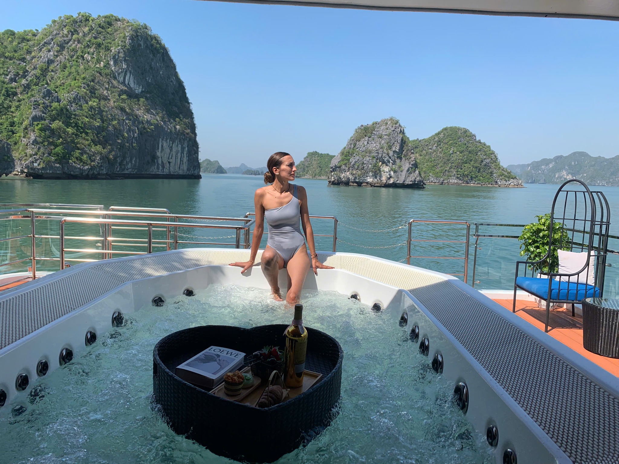 Tour Nửa Ngày Ngắm Hoàng Hôn - Du Thuyền D'CHARME LUXURY CRUISE - Vịnh Lan Hạ