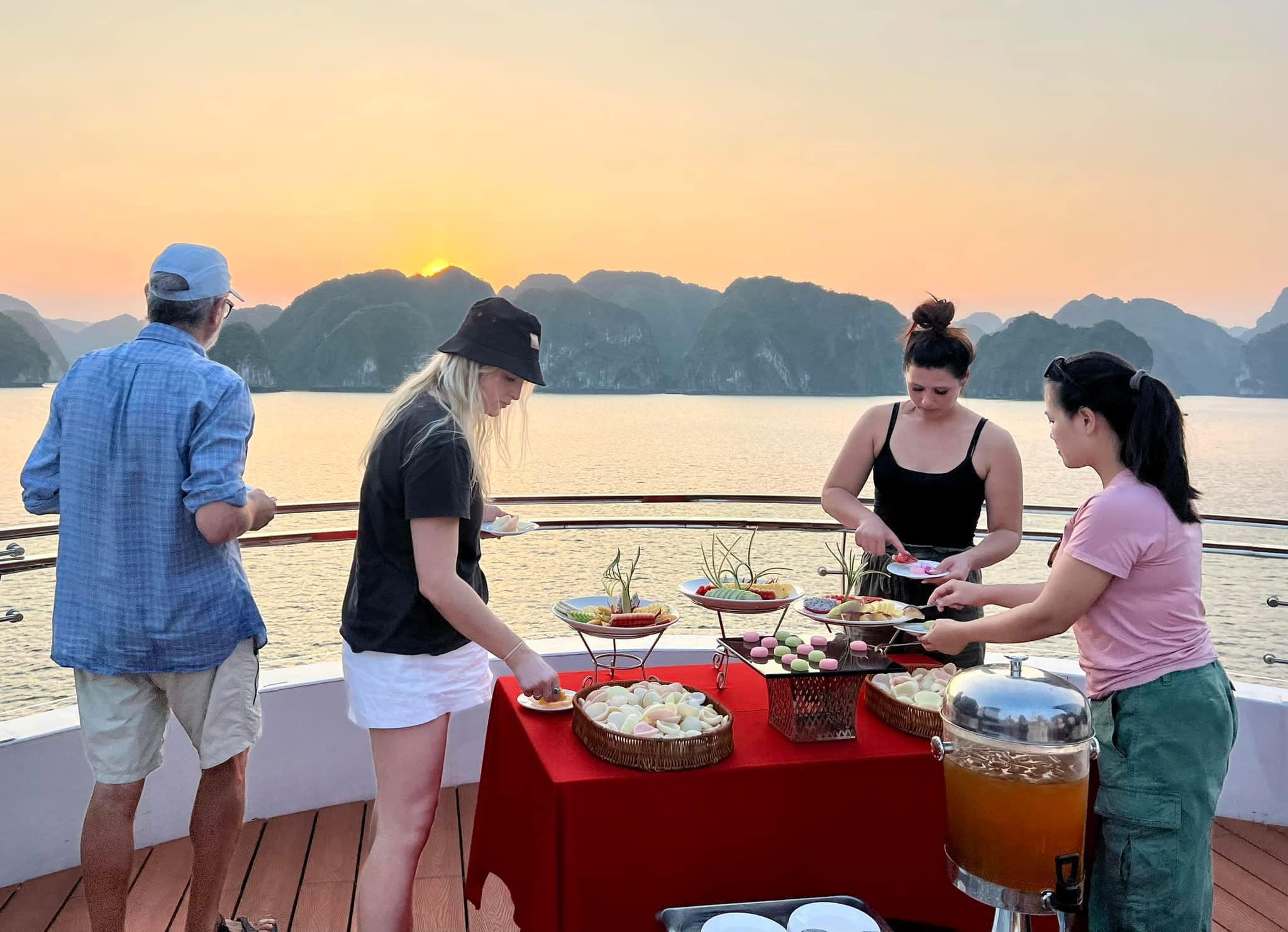 Tour Nửa Ngày Ngắm Hoàng Hôn - Du Thuyền D'CHARME LUXURY CRUISE - Vịnh Lan Hạ