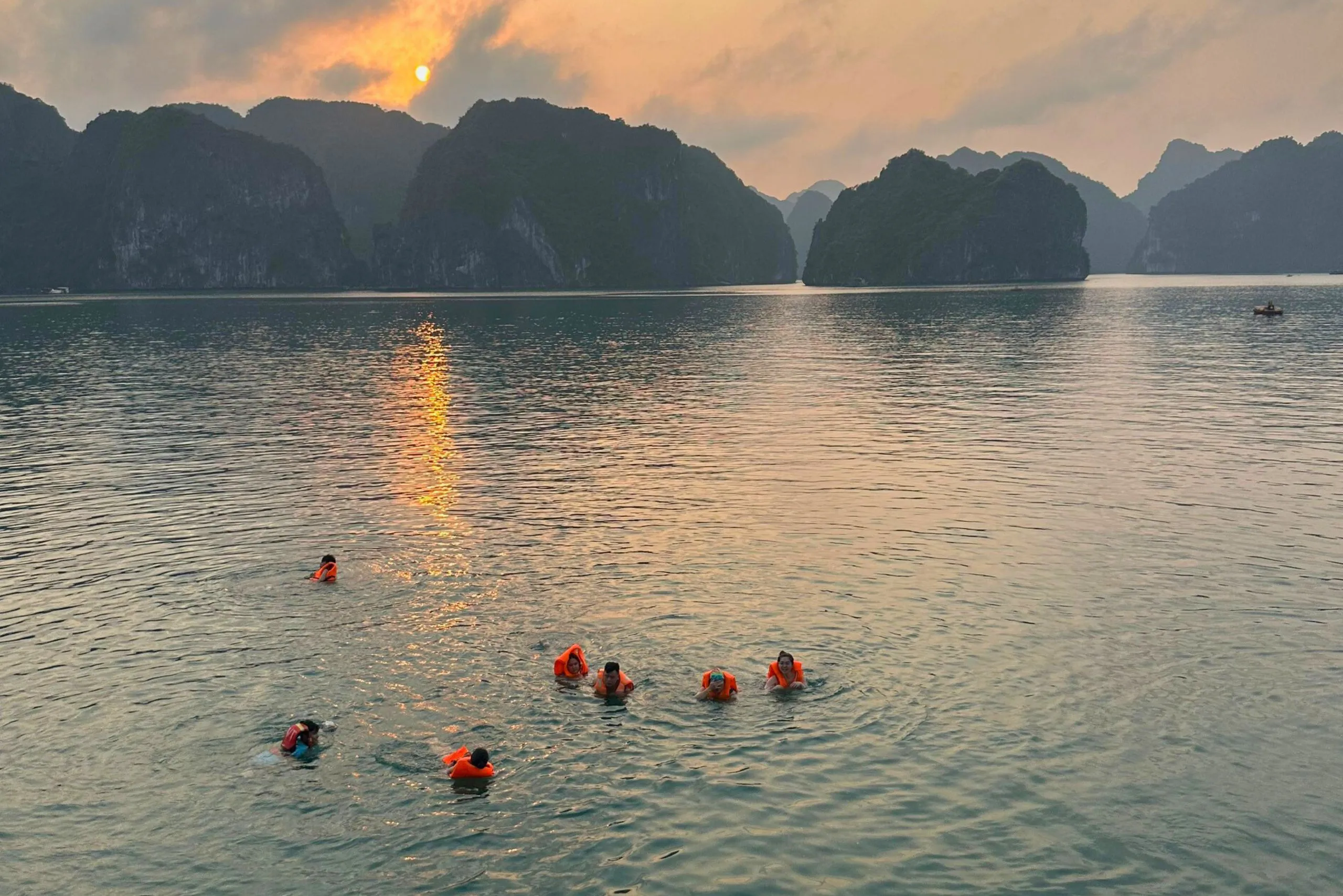 Tour Nửa Ngày Ngắm Hoàng Hôn - Du Thuyền DAIICHI CRUISE - Vịnh Lan Hạ