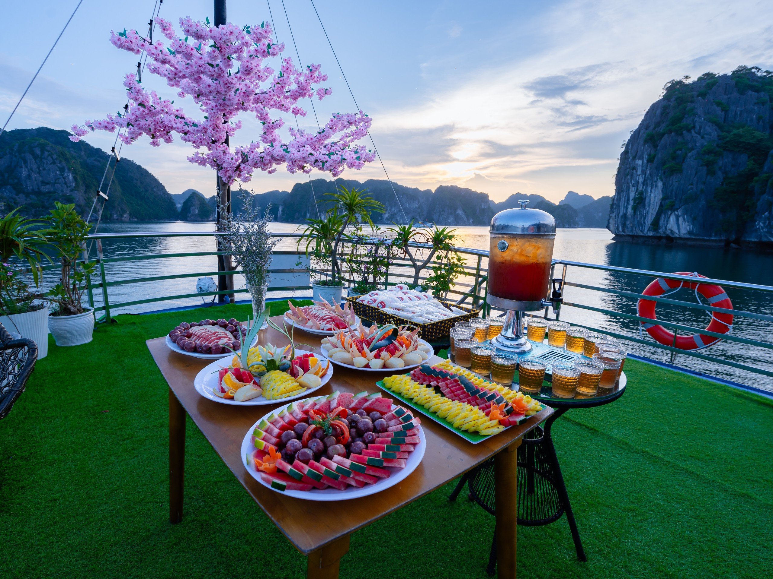 Tour Nửa Ngày Ngắm Hoàng Hôn - Du Thuyền CÁT BÀ BAY CRUISE - Vịnh Lan Hạ
