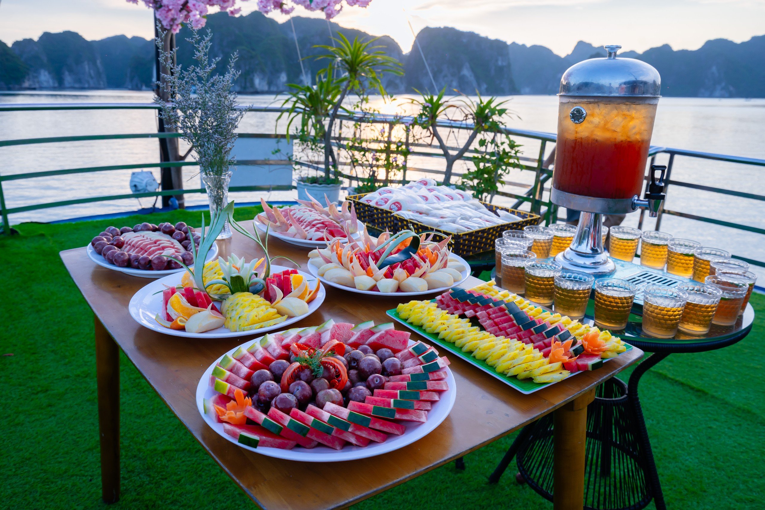 Tour Nửa Ngày Ngắm Hoàng Hôn - Du Thuyền CÁT BÀ BAY CRUISE - Vịnh Lan Hạ