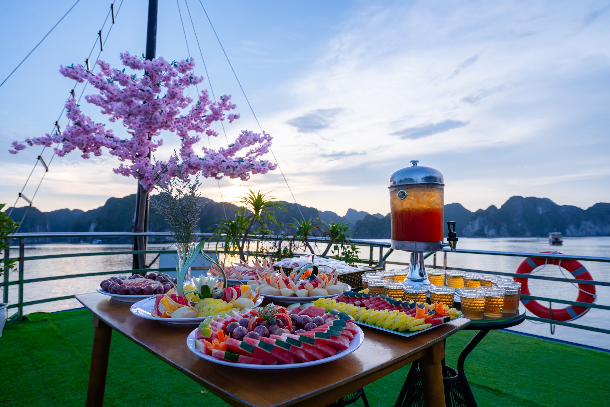 Tour Nửa Ngày Ngắm Hoàng Hôn - Du Thuyền CÁT BÀ BAY CRUISE - Vịnh Lan Hạ