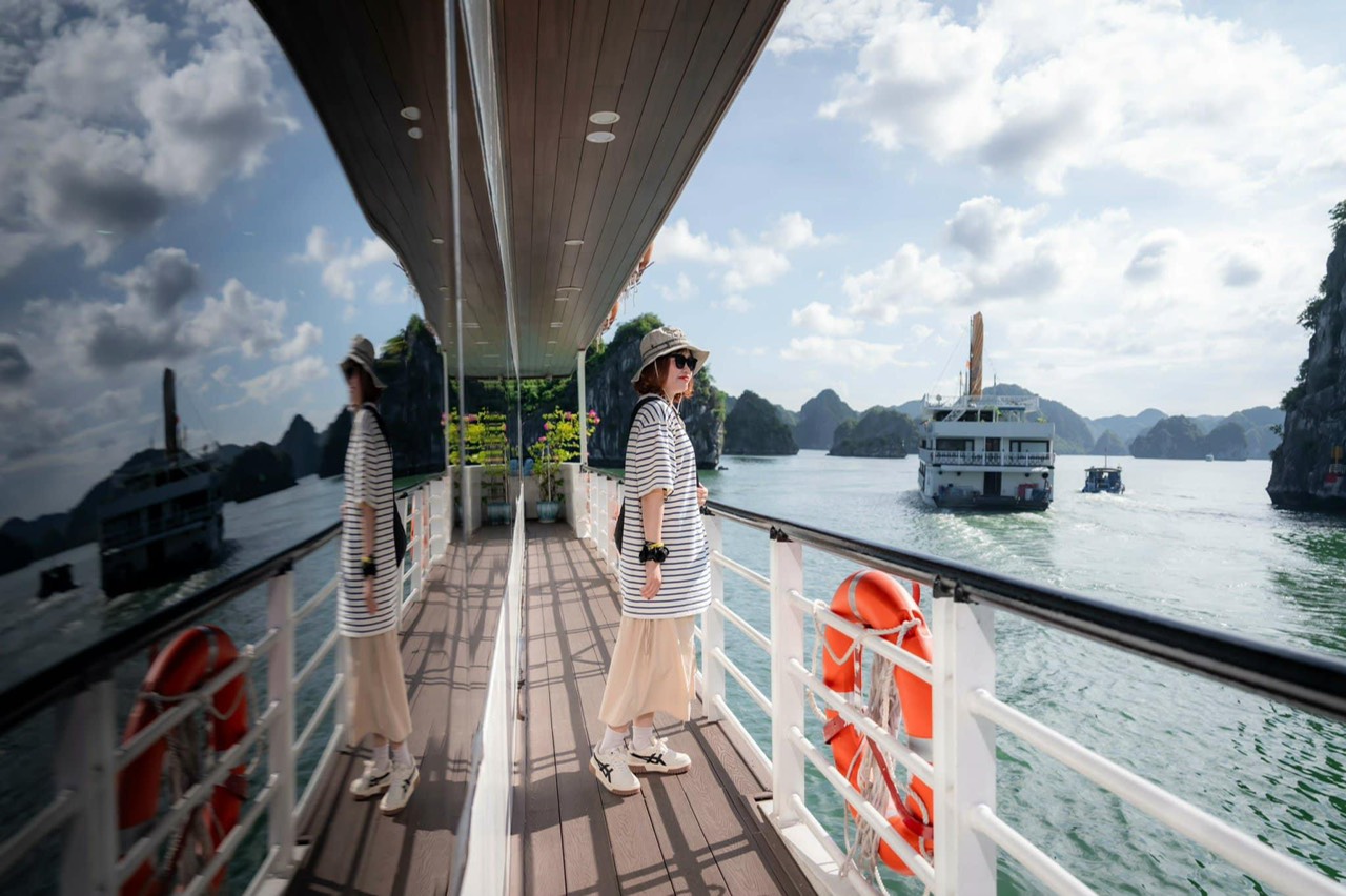 Tour Nửa Ngày Ngắm Hoàng Hôn - Du Thuyền SEA STAR - Vịnh Lan Hạ