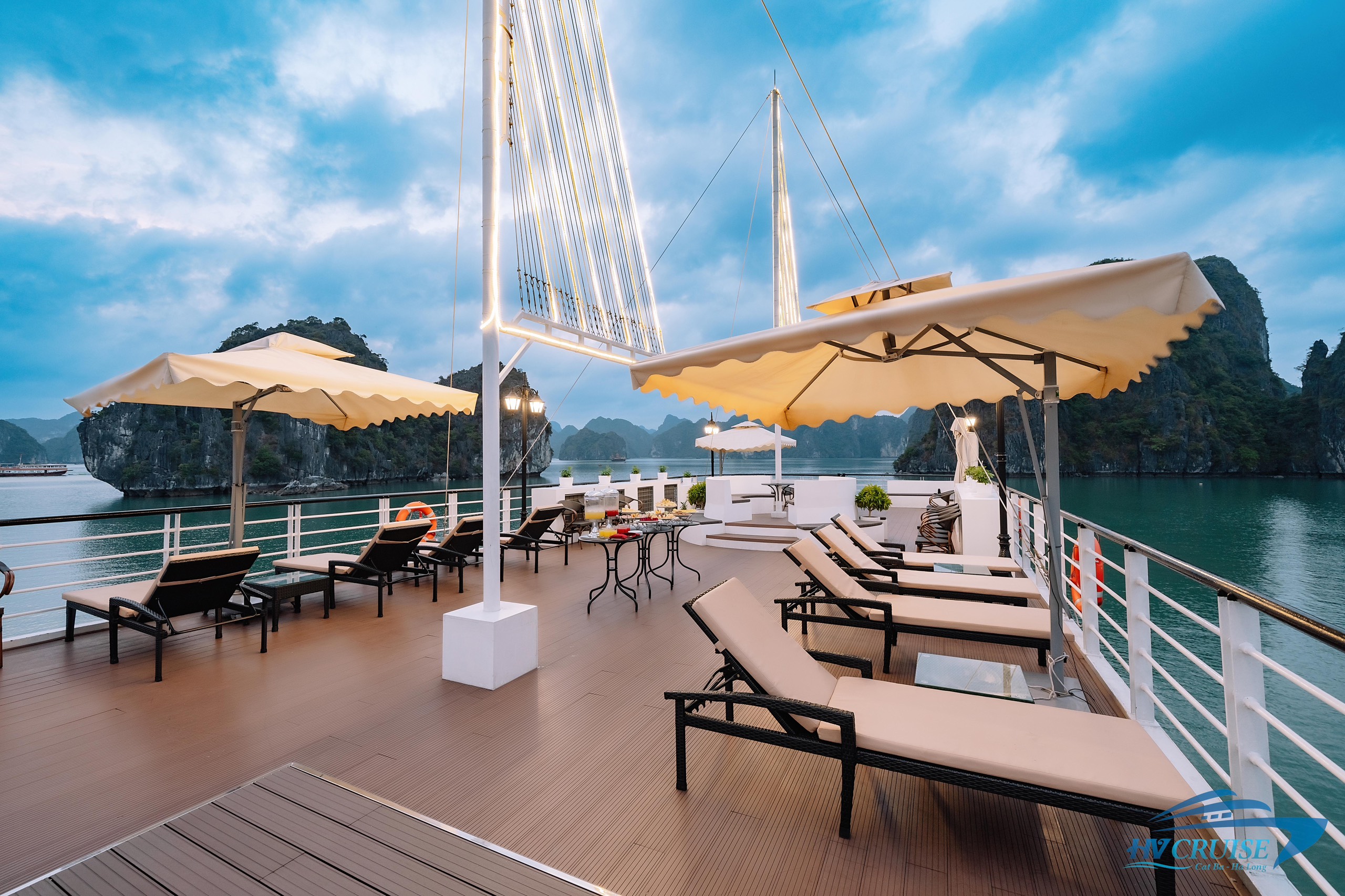 Tour Nửa Ngày Ngắm Hoàng Hôn - Du Thuyền DREAM CRUISE - Vịnh Lan Hạ