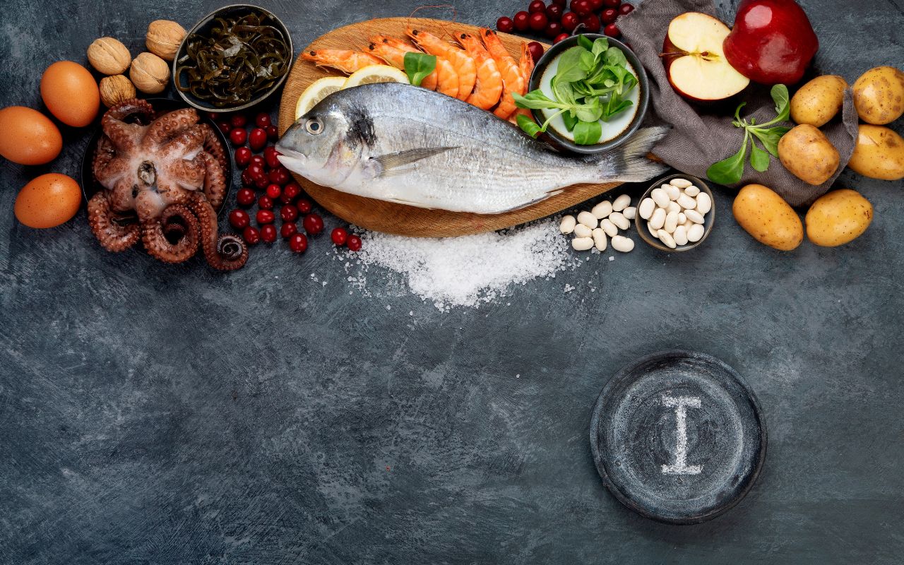 Tuyến Giáp Kiêng Ăn Gì? Cẩm Nang Dinh Dưỡng Chi Tiết