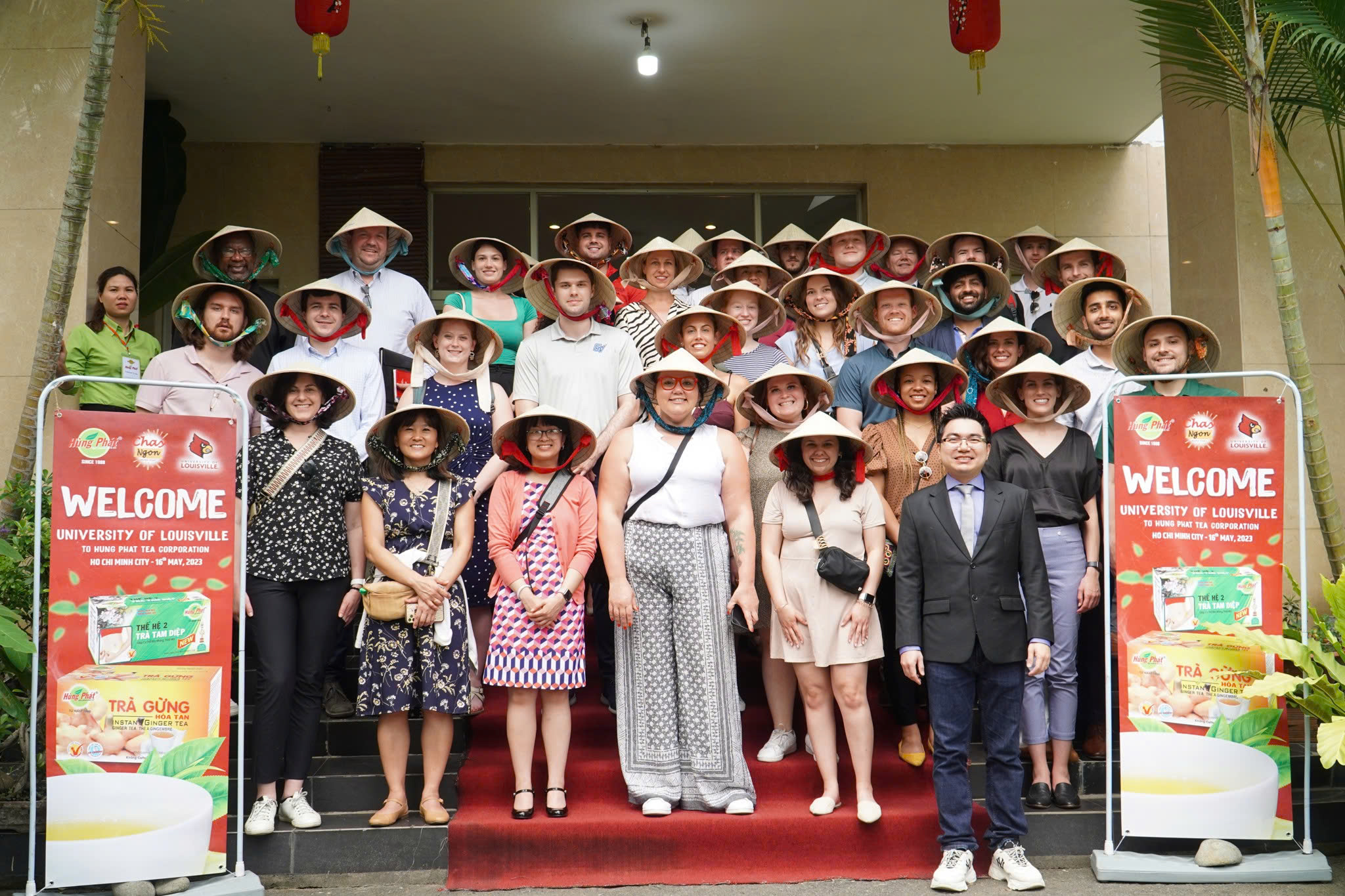 Trường Đại học Louisville - Đoàn tham quan thứ 21 ghé thăm Trà Hùng Phát - Chay Ngon