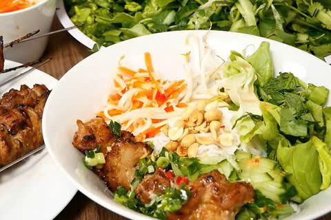 Hướng dẫn chi tiết cách làm món bún thịt nướng chay ngon