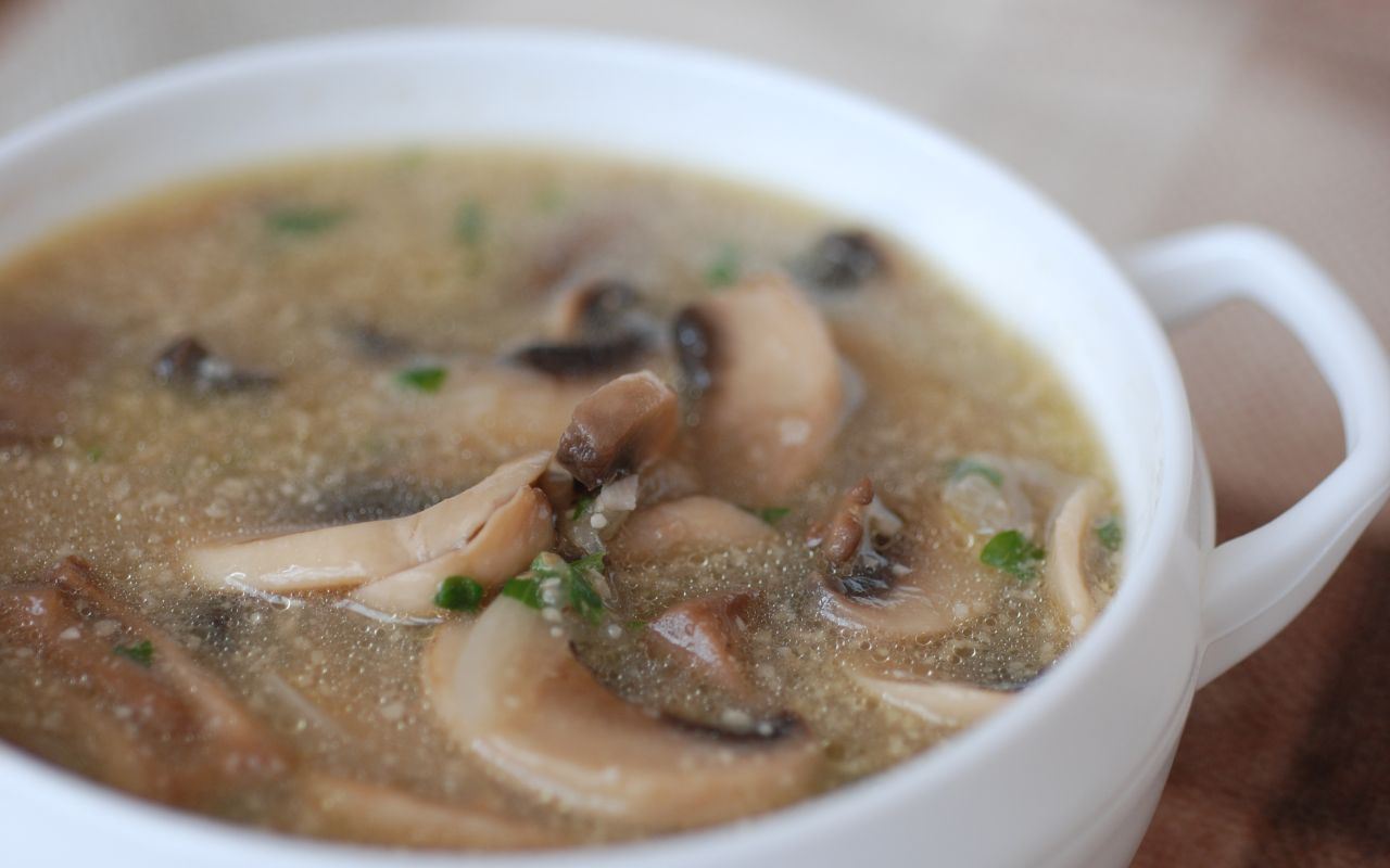 Canh Nấm Rơm Rau Củ - Món Ăn Thanh Mát Cho Bữa Chay Hoàn Hảo