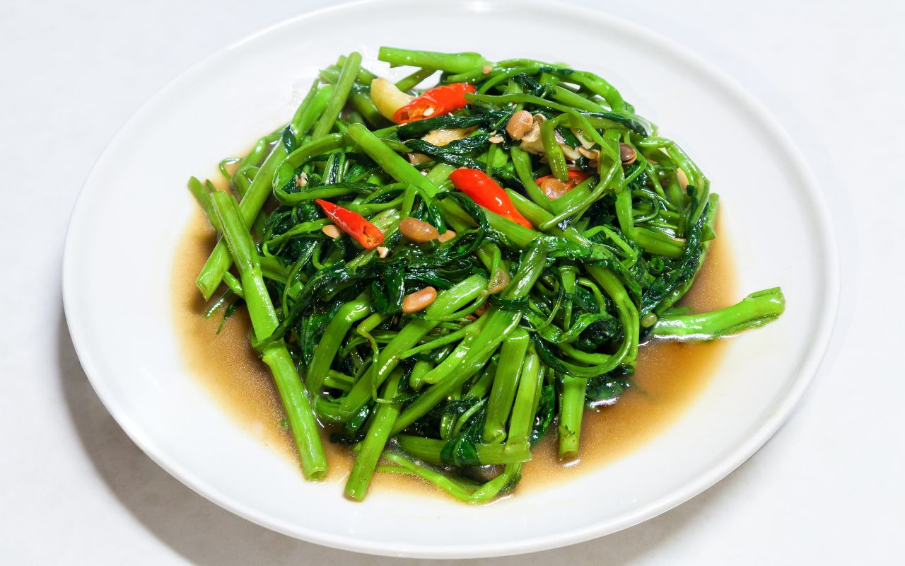Rau Muống Xào Tỏi – Món Ăn Đơn Giản và Ngon Miệng
