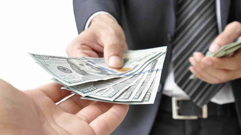 Vay mua xe máy có cần người bảo lãnh khi 18 tuổi không?