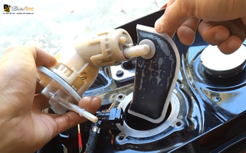 Vệ sinh đường dẫn xăng để nhiên liệu lưu thông tốt hơn