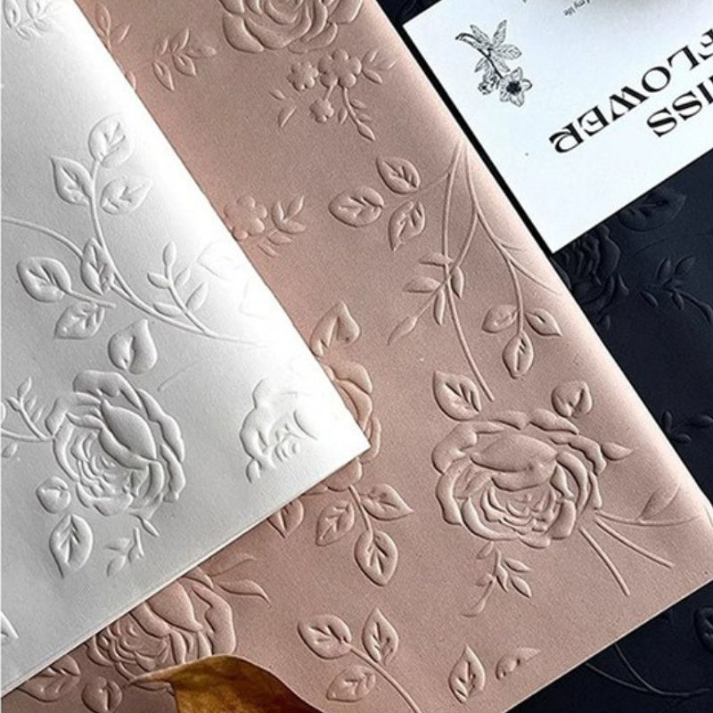 Giấy gói hoa, gói quà họa tiết hoa hồng in nổi dày dặn, xinh xắn