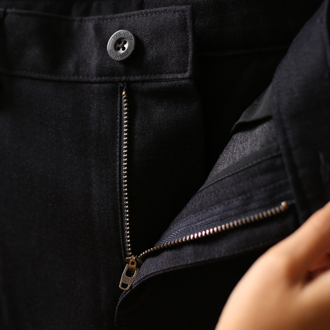 Quần Short Nam Khaki Trên Gối