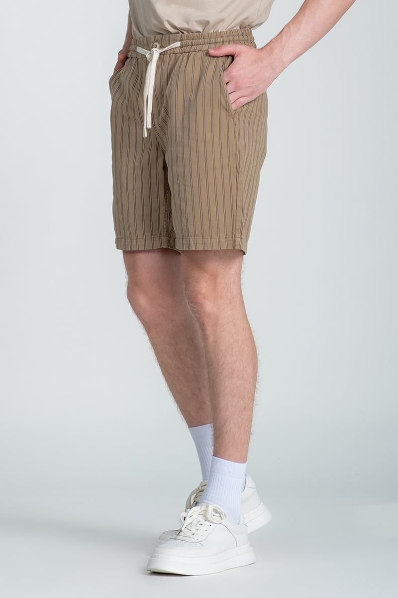 Quần Short Nam Khaki Trên Gối
