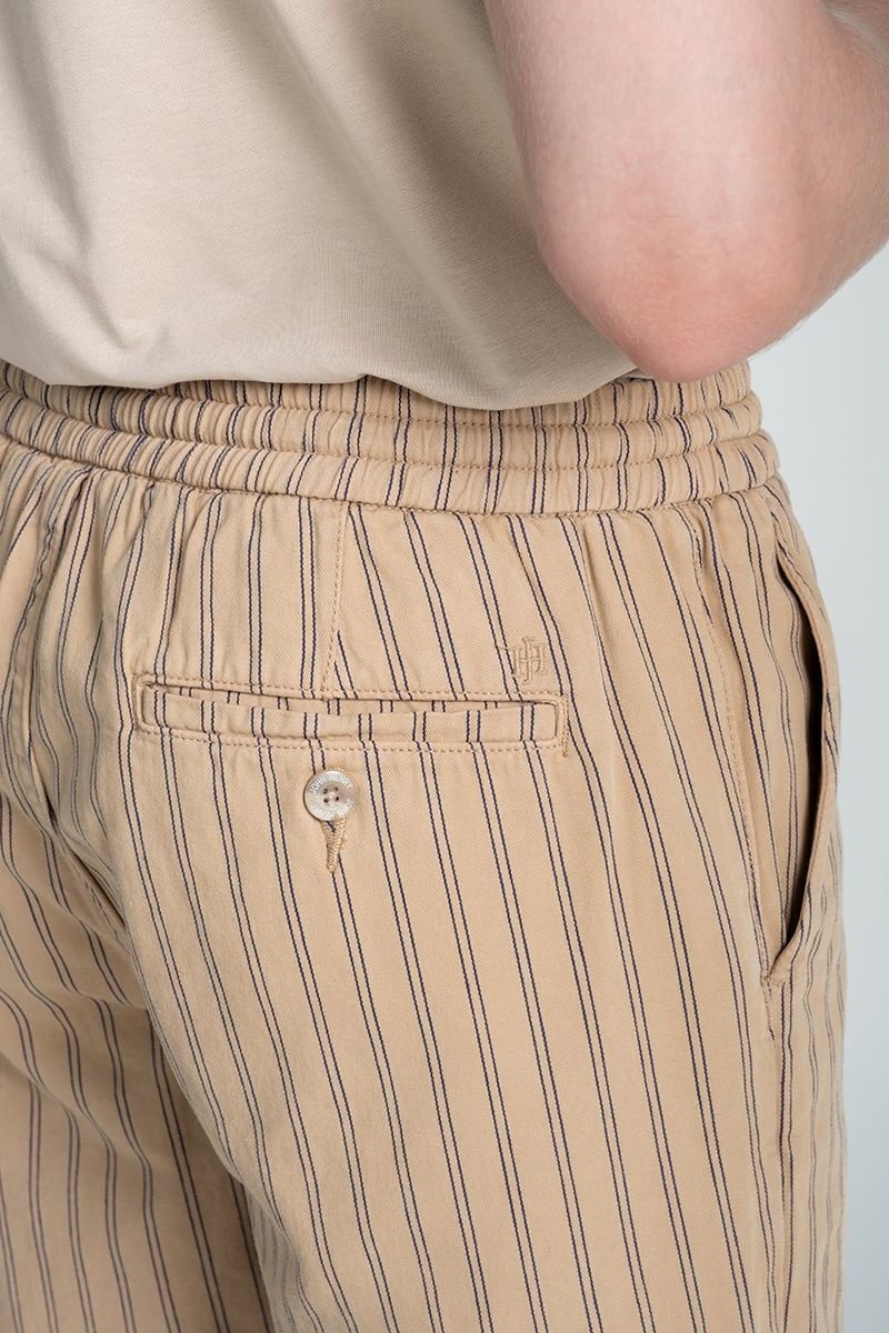Quần Short Nam Khaki Trên Gối