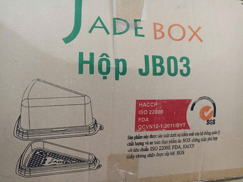 Hộp nhựa tam giác đế đen đựng bánh JB03