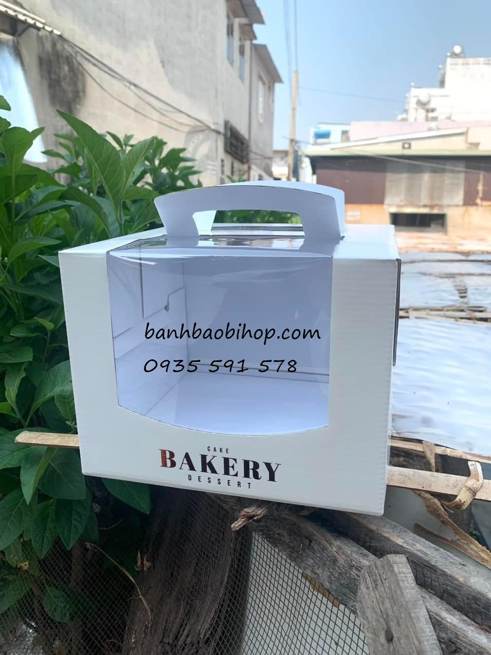 Hộp bánh kem quai xách trắng cửa sổ Bakery Desserts