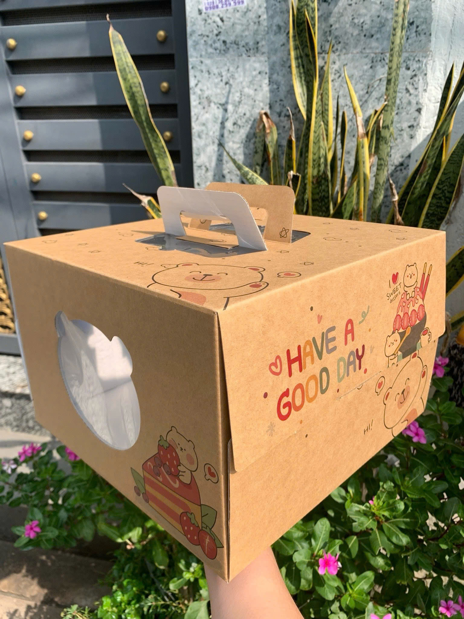Hộp Đựng Bánh Kem Quai Xách Giấy Kraft Mẫu Bé Dâu