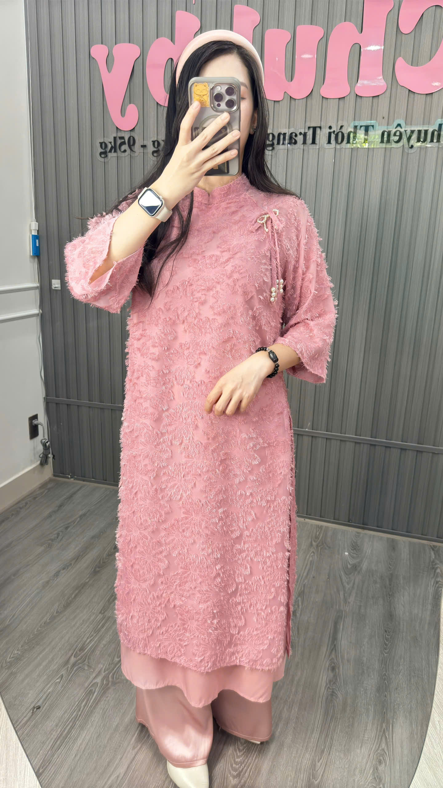 Chubby Áo dài cổ tàu tay lỡ, áo dài lông vũ phối quần lụa cổ nơ