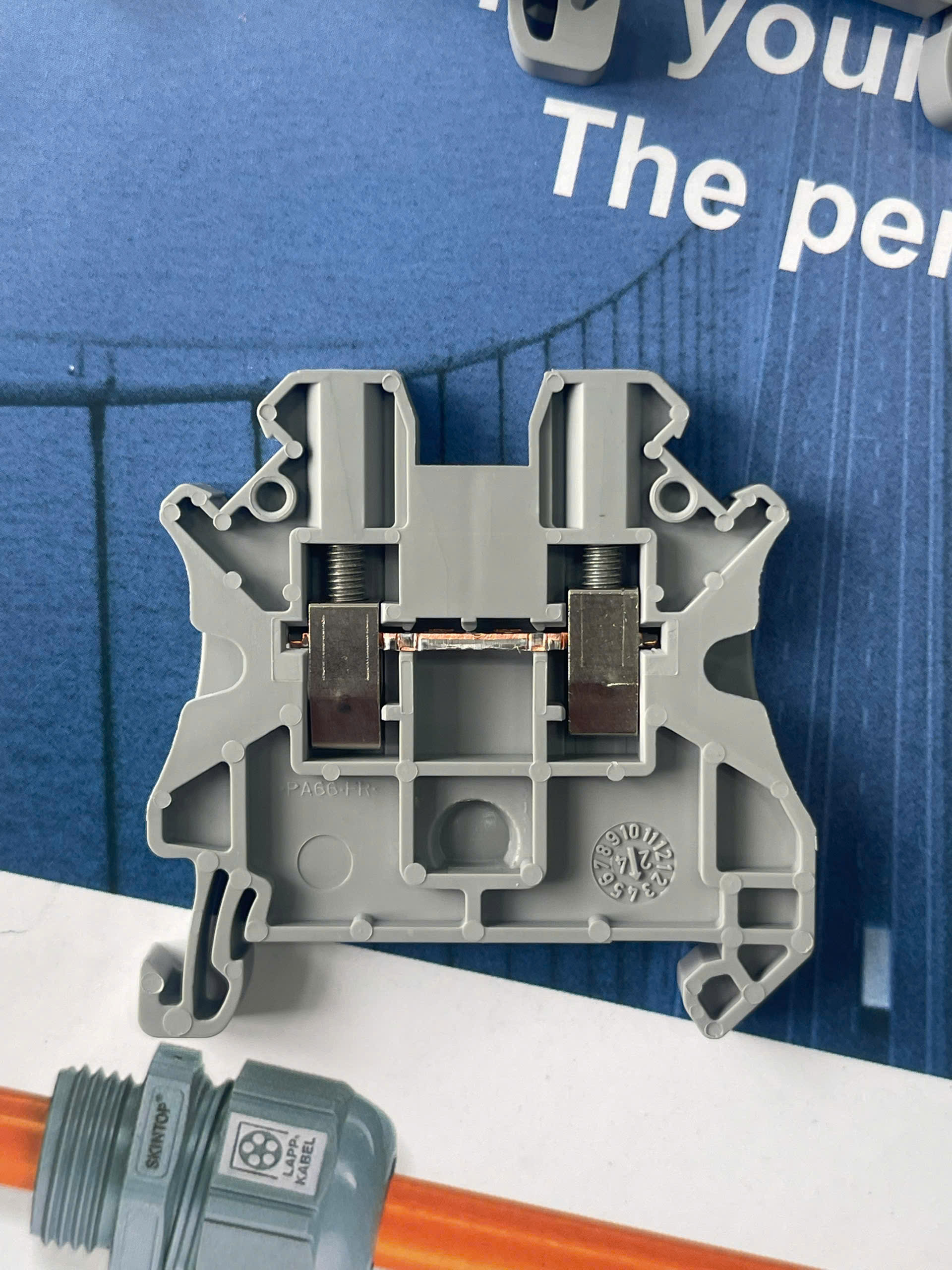 3044092 - Cầu đấu dây / Terminal Block UT 2,5-PE - vặn vít 2.5mm2, rộng 5.2mm, màu vàng-xanh lá - Phoenix Contact