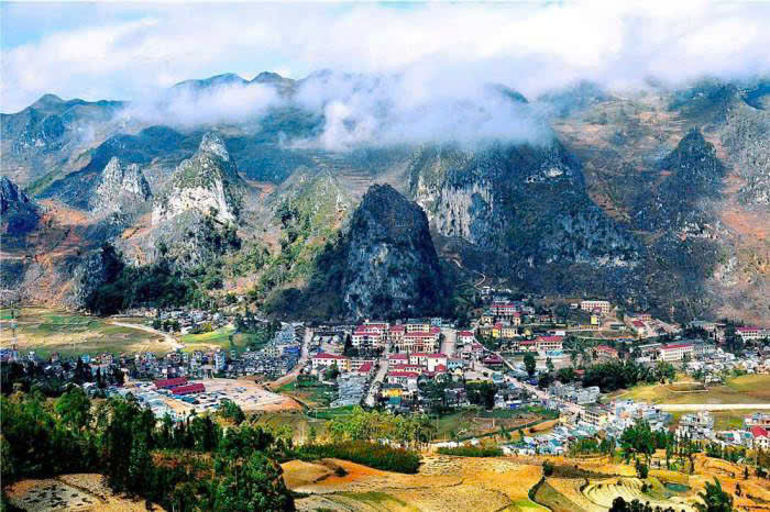 Have lunch in Dong Van, take rest 